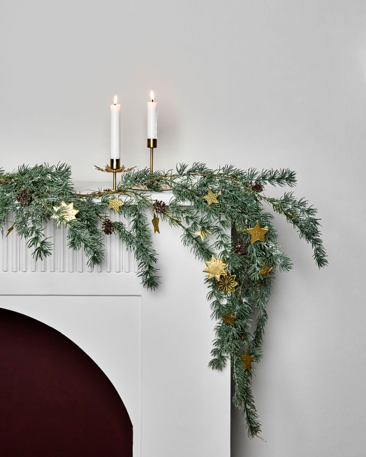 Stimmungsvolle Girlande in antikem Messing von House Doctor, ideal für festliche Dekoration und Weihnachtszauber.