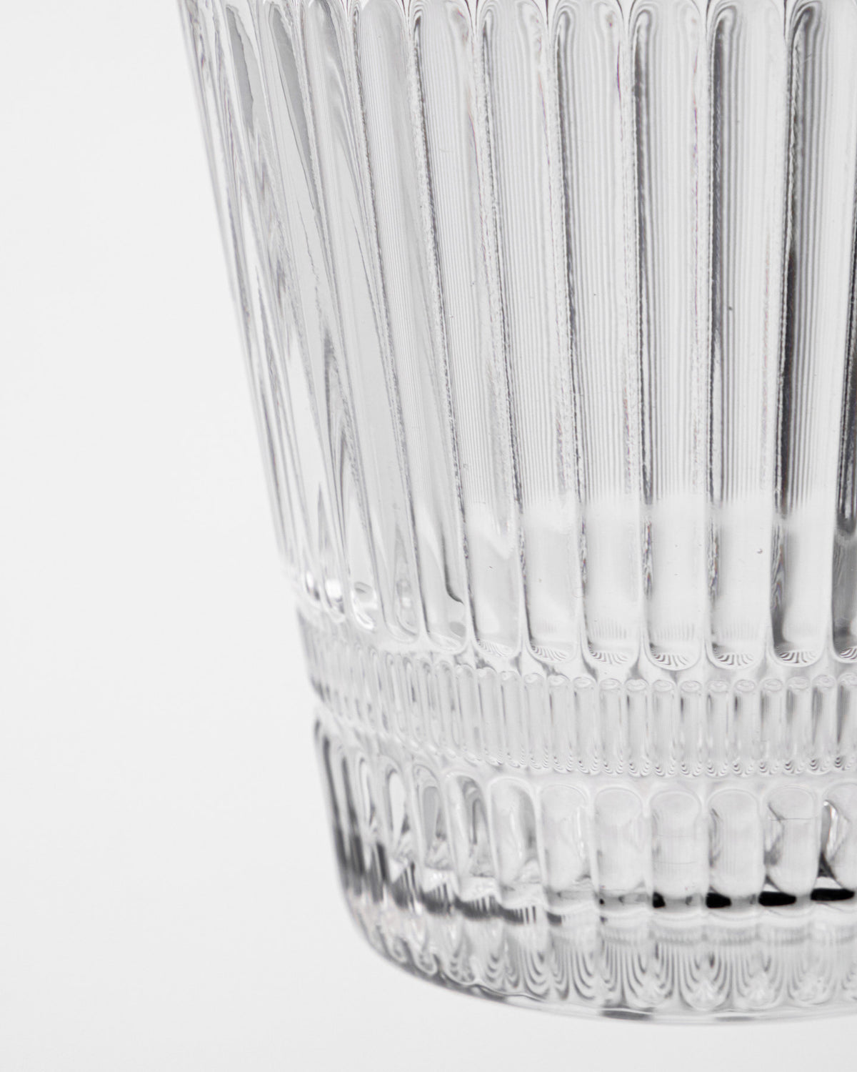 Klares Trinkglas HDSlots aus Glas mit gerillter, transparenter Oberfläche