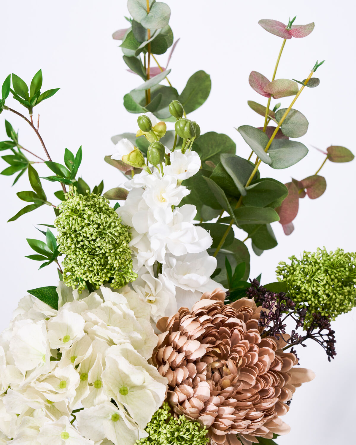 Künstlicher Blumenstrauß in zarten Creme- und kräftigen Farbtönen, ideal für dekorative Akzente und stilvolle Inneneinrichtung.