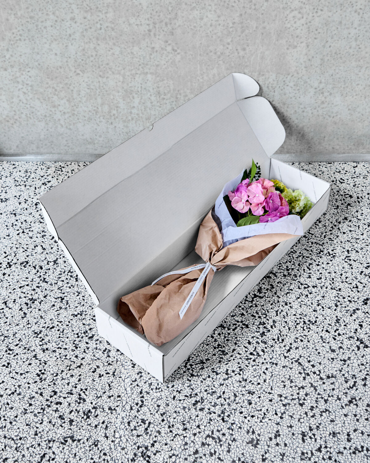 Vielseitiger Kunstblumenstrauß von House Doctor, der mit seinen leuchtenden Farben und dem eleganten Design jeden Raum aufwertet.