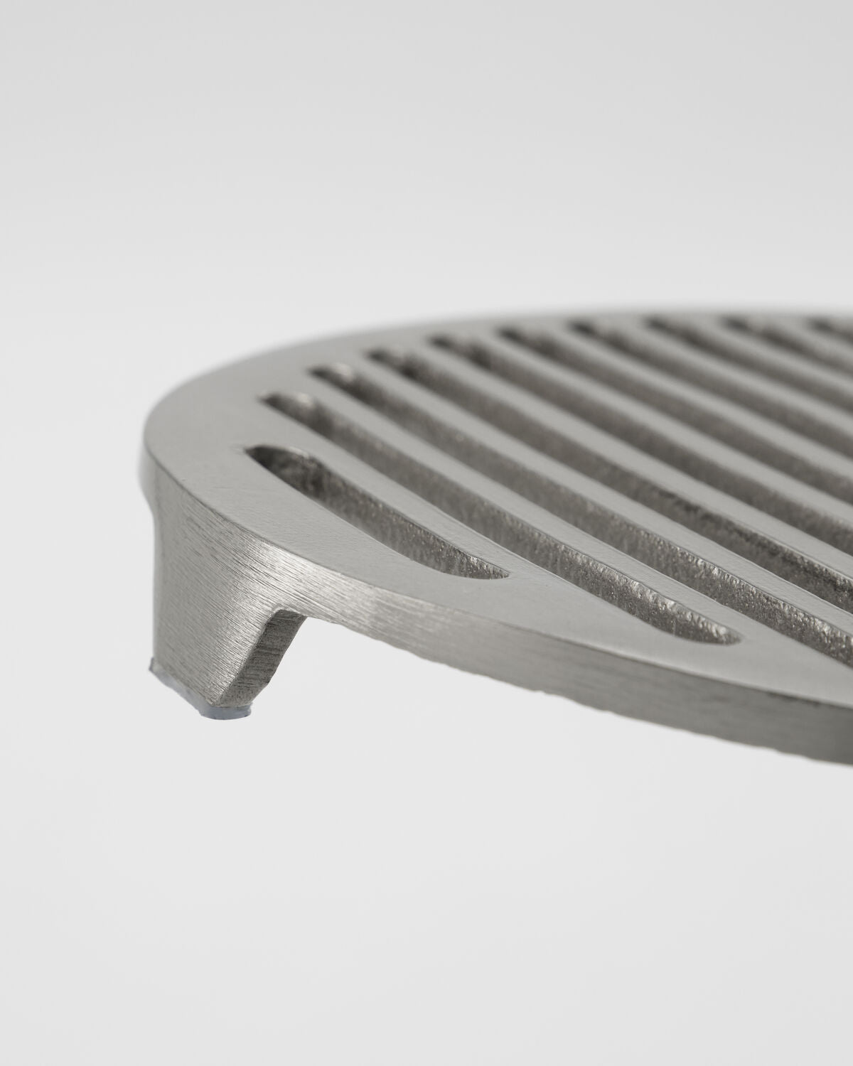 Untersetzer, HDEsme, Gebürstetes Silber-Finish in Brushed silver finish präsentiert im Onlineshop von KAQTU Design AG. Pfannenuntersatz ist von House Doctor