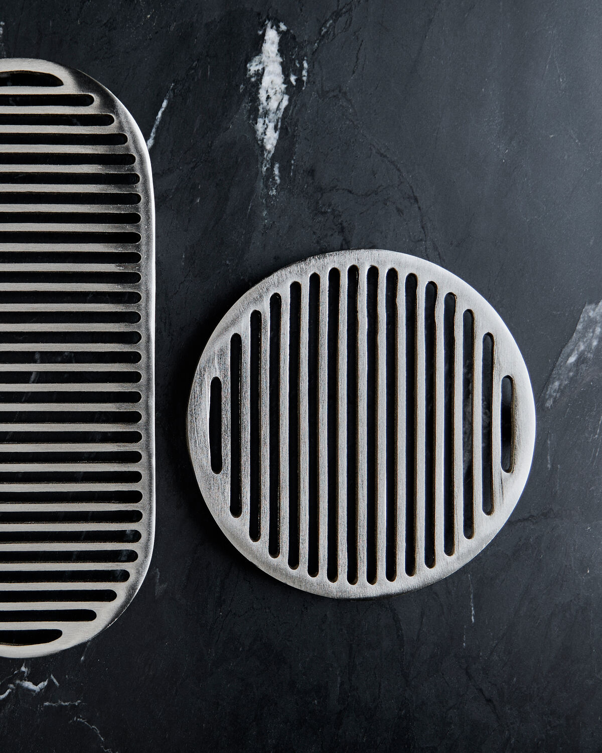 Untersetzer, HDEsme, Gebürstetes Silber-Finish in Brushed silver finish präsentiert im Onlineshop von KAQTU Design AG. Pfannenuntersatz ist von House Doctor