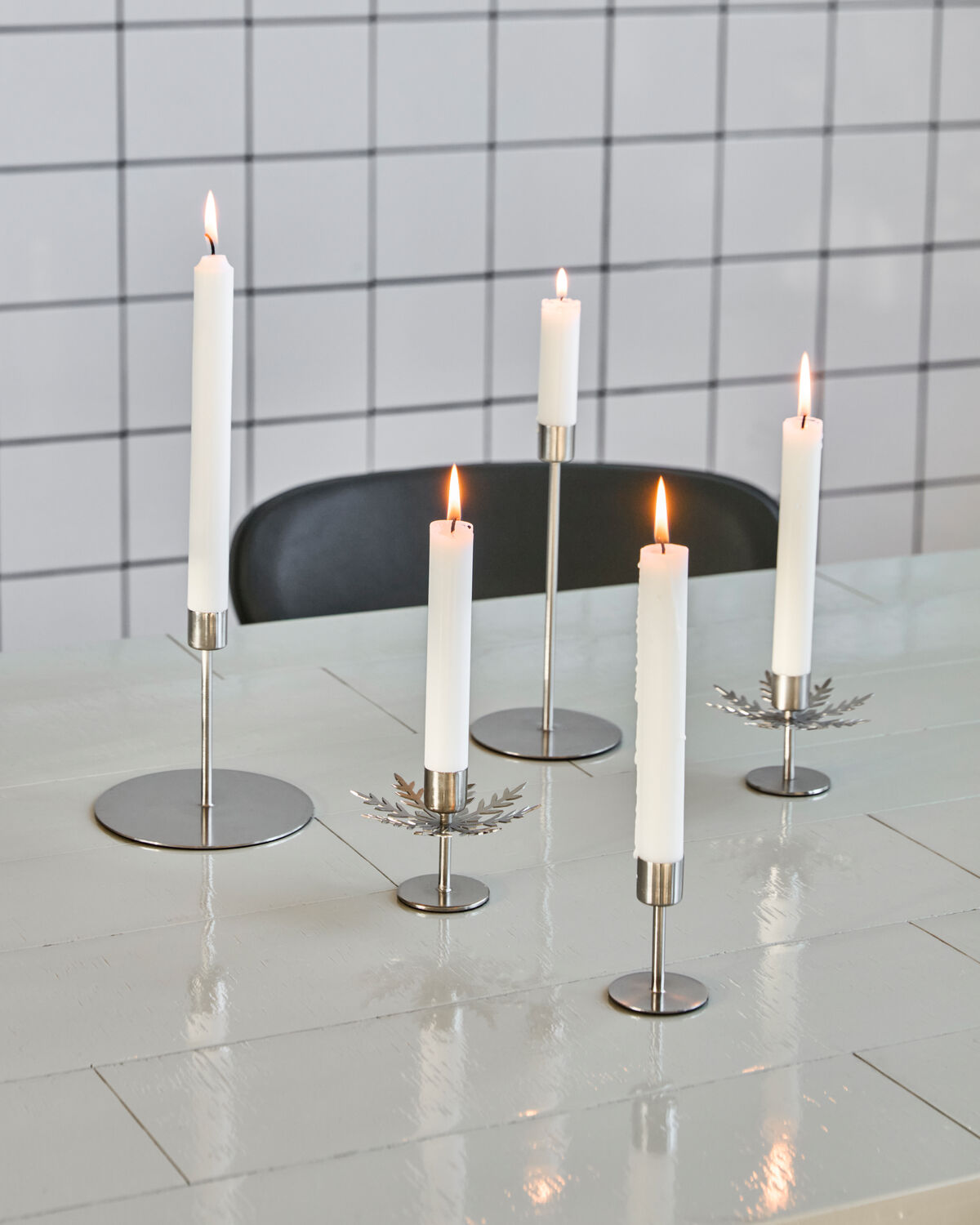 Eleganter Kerzenständer HDSnowflake mit silbernem Finish, ideal für stimmungsvolle Beleuchtung und stilvolle Akzente in jedem Raum.