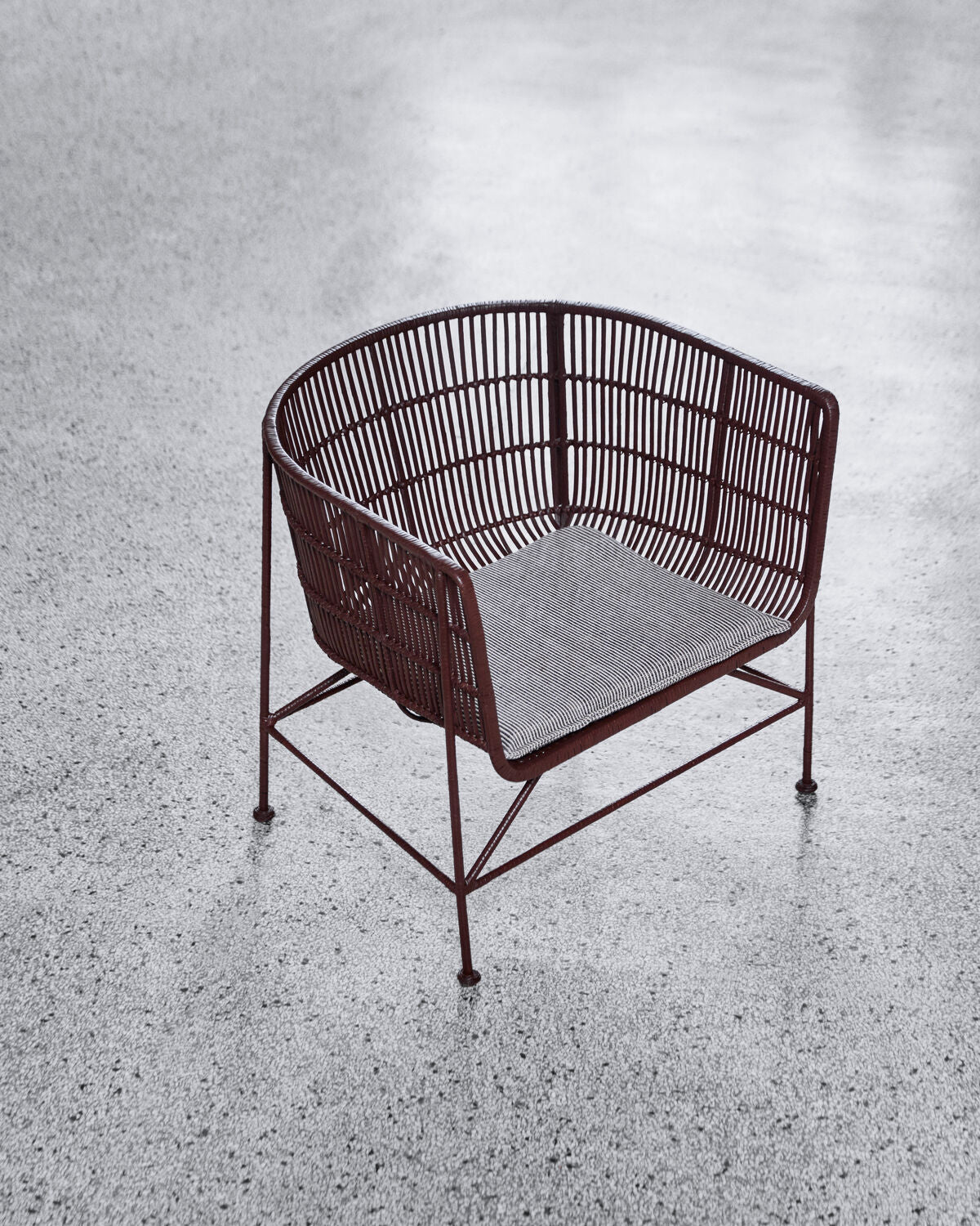 Loungesessel, HDCuun, Maulbeere in Mulberry präsentiert im Onlineshop von KAQTU Design AG. Schalenstuhl ist von House Doctor