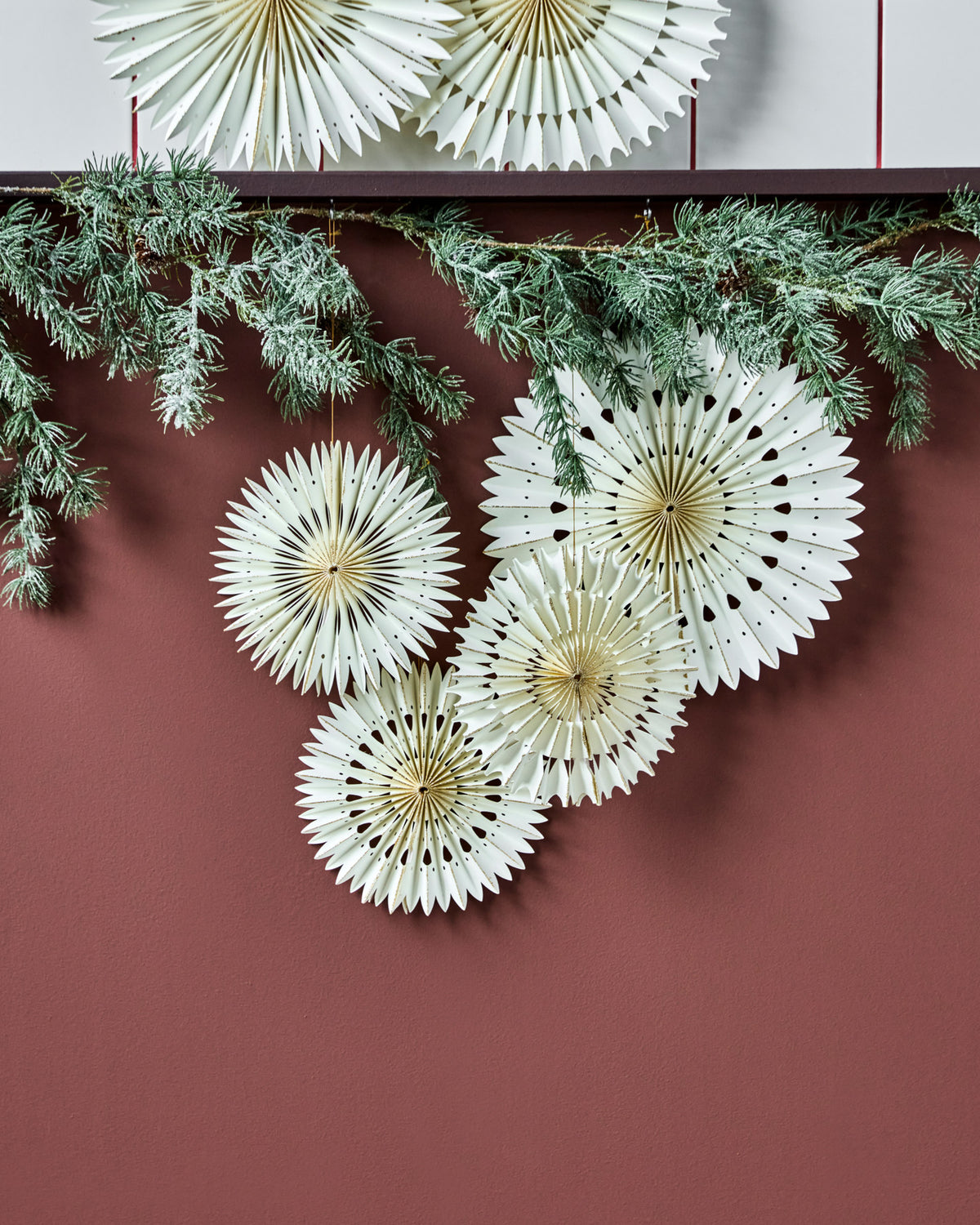 Weihnachtsschmuck HDStelle: gefaltete Papiersterne in Off-White mit Goldglitzer