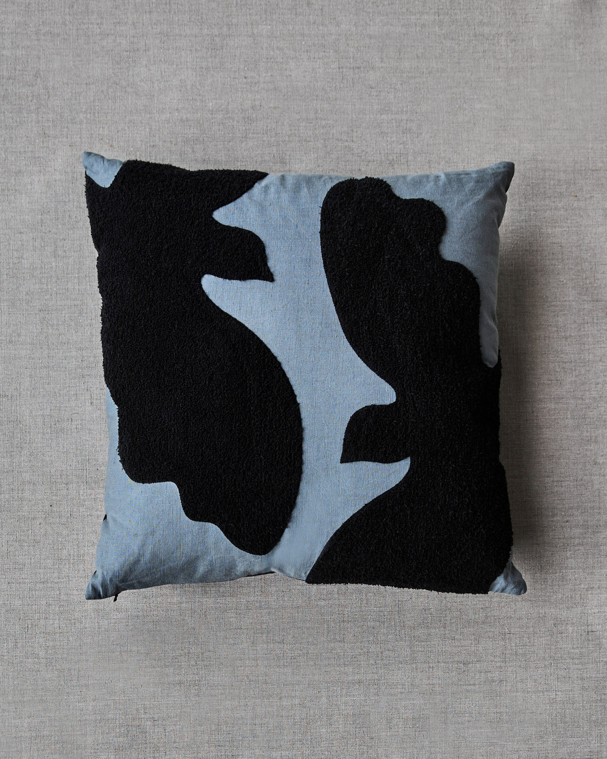 Kissen, HDMiki, Ägäisblau, Schwarz in Aegean blue präsentiert im Onlineshop von KAQTU Design AG. Deko Kissenbezug ist von House Doctor