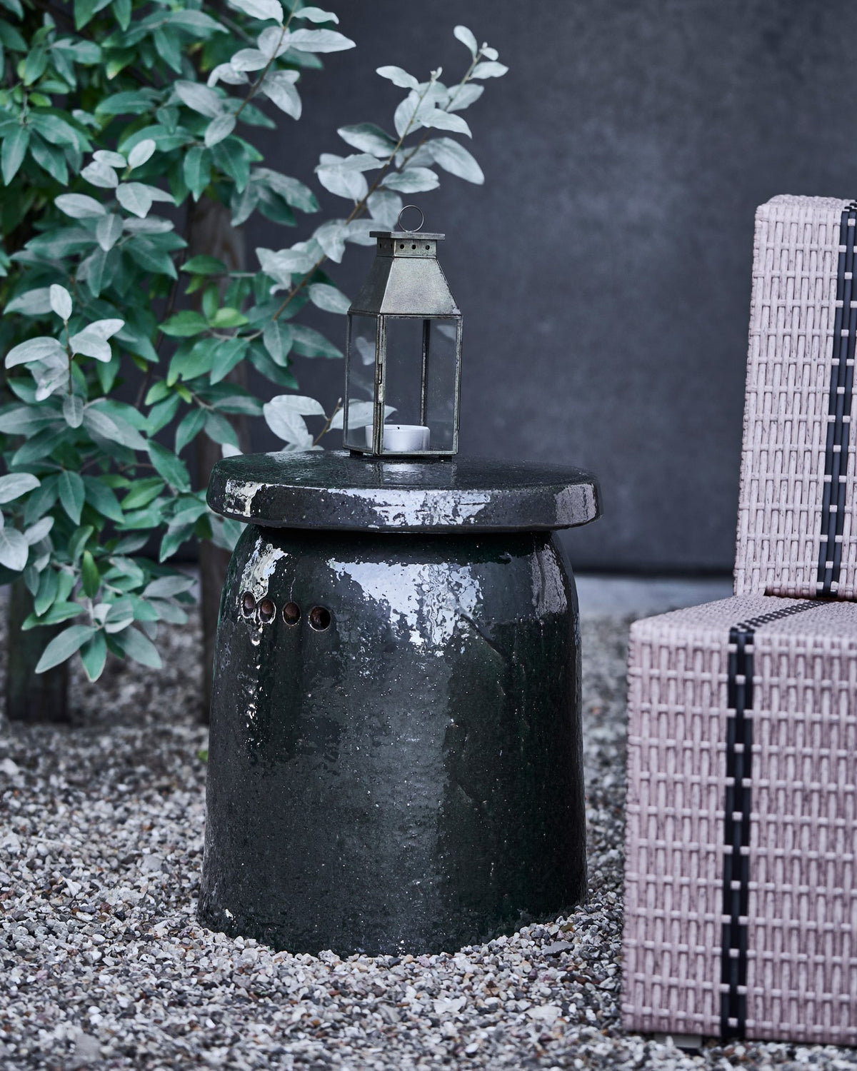 Runder Beistelltisch aus Steingut in Dunkelgrün, Modell HDJess von House Doctor, Durchmesser 40 cm, Höhe 47 cm, für den Aussenbereich geeignet.