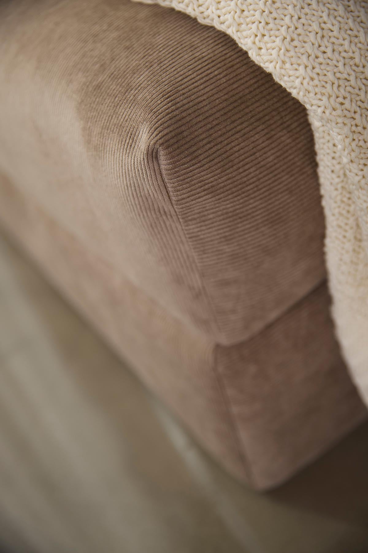 Cornila Puff von Innovation Living: Vielseitiger Hocker im skandinavischen Stil, perfekt für gemütliche Sitzgelegenheiten und moderne Wohnräume.