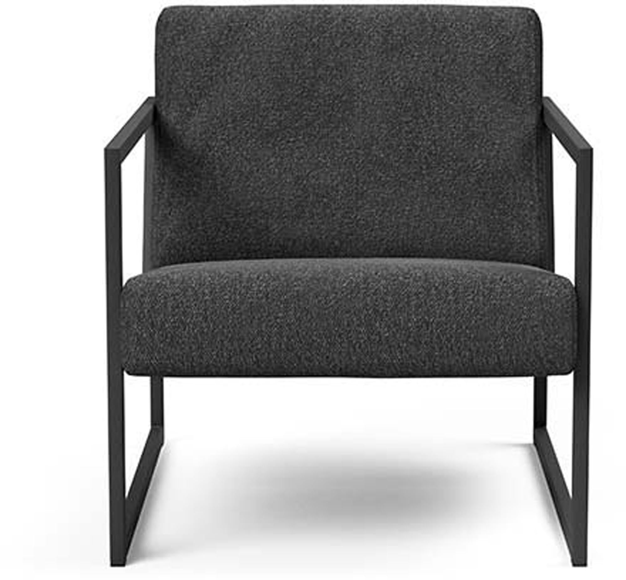 Erleben Sie den Vikko Sessel mit Armlehnen von Innovation Living: modernes Design, robustes Stahlgestell und optimaler Sitzkomfort für jeden Raum.