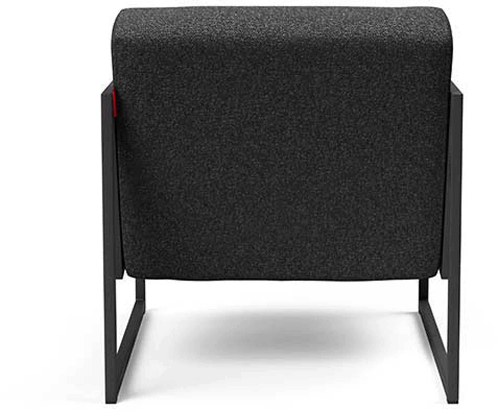 Entdecken Sie den Vikko Sessel mit Armlehnen von Innovation Living: stilvolles Design, langlebige Materialien und ergonomischer Komfort für Ihr Zuhause.