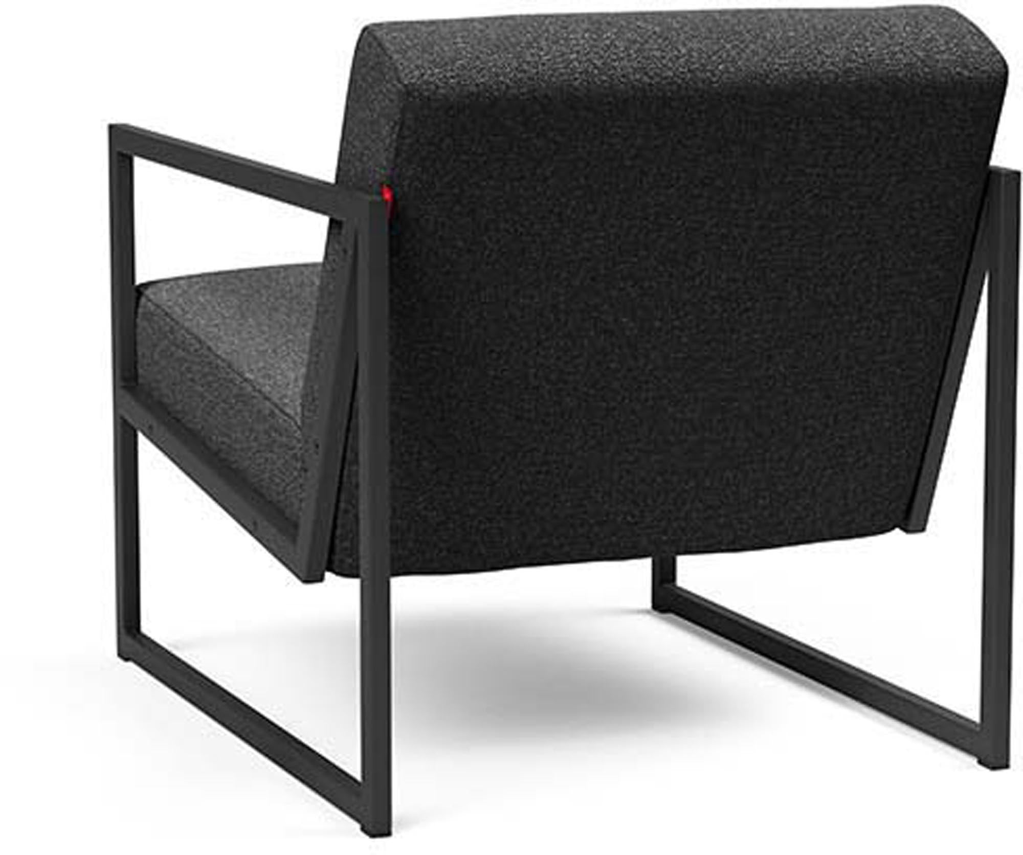 Erleben Sie den Vikko Sessel mit Armlehnen von Innovation Living: modernes Design, robustes Stahlgestell und optimaler Sitzkomfort für jeden Raum.