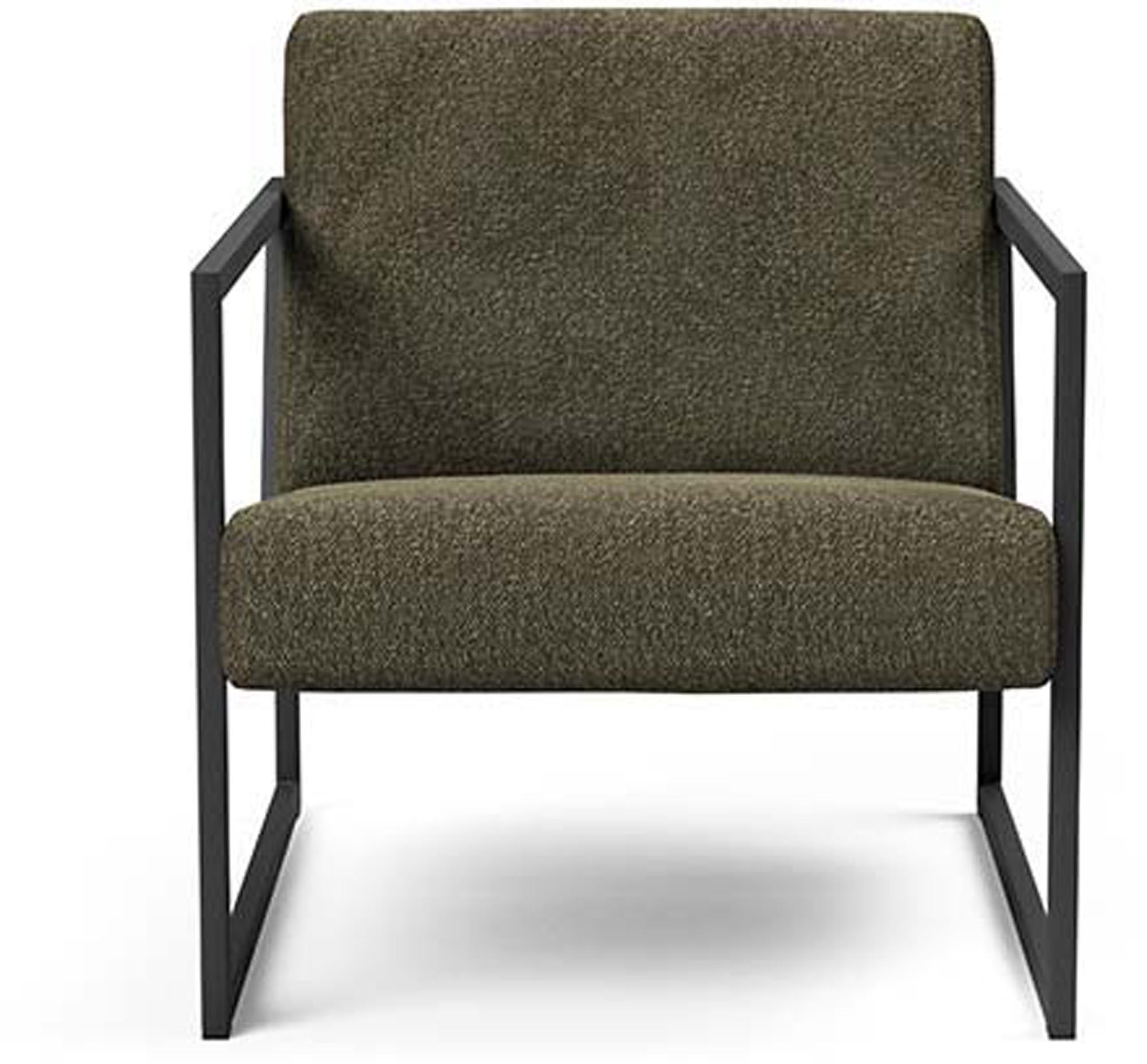 Entdecken Sie den Vikko Sessel mit Armlehnen von Innovation Living: stilvolles Design, langlebige Materialien und ergonomischer Komfort für Ihr Zuhause.