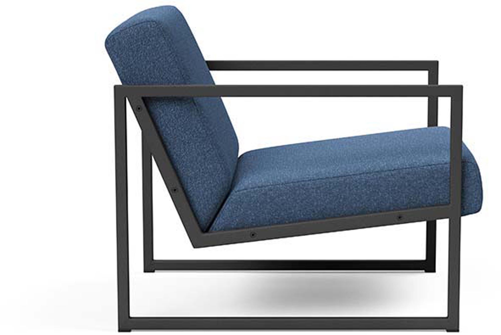 Erleben Sie den Vikko Sessel mit Armlehnen von Innovation Living: modernes Design, robustes Stahlgestell und optimaler Sitzkomfort für jeden Raum.