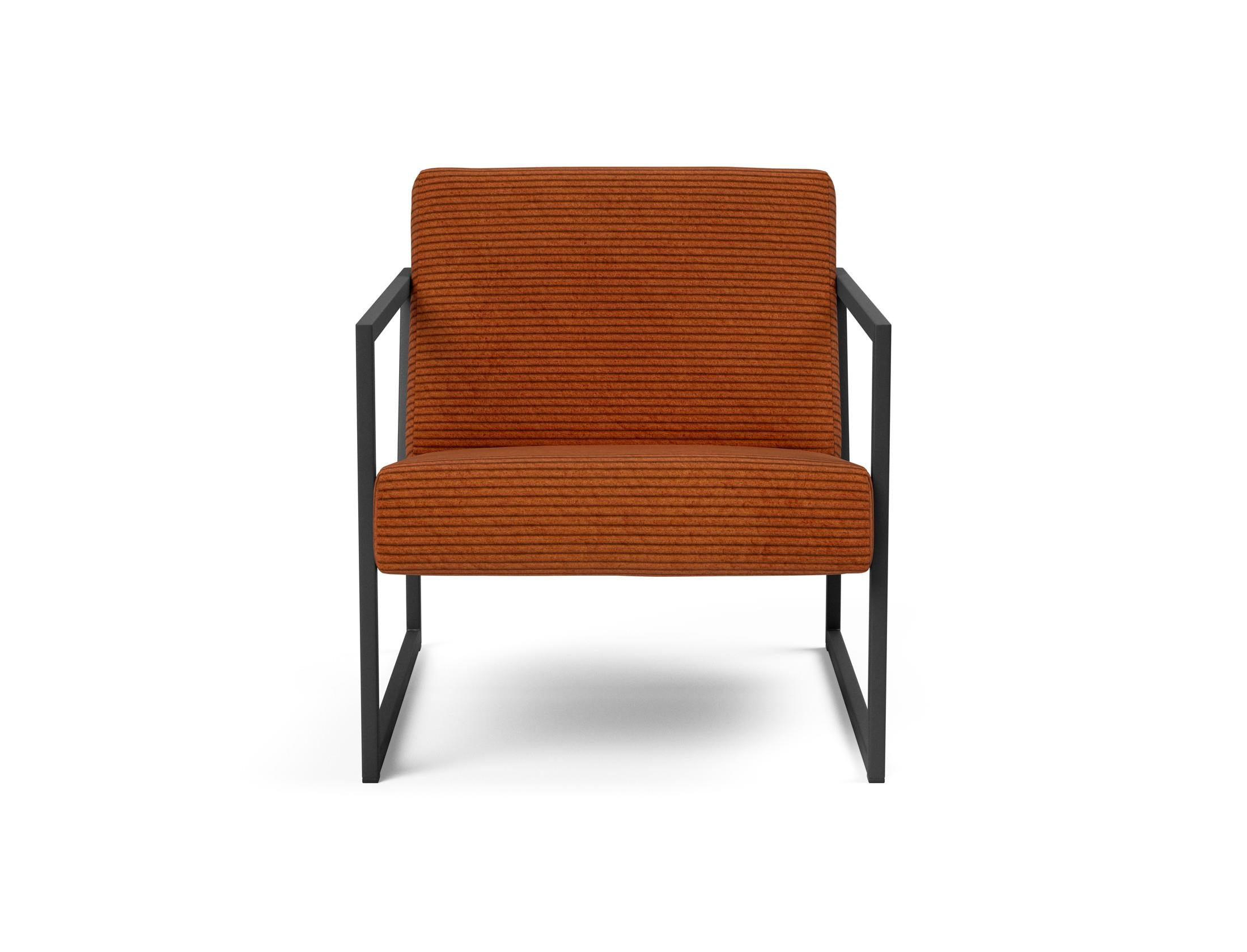 Entdecken Sie den Vikko Sessel mit Armlehnen von Innovation Living: stilvolles Design, langlebige Materialien und ergonomischer Komfort für Ihr Zuhause.