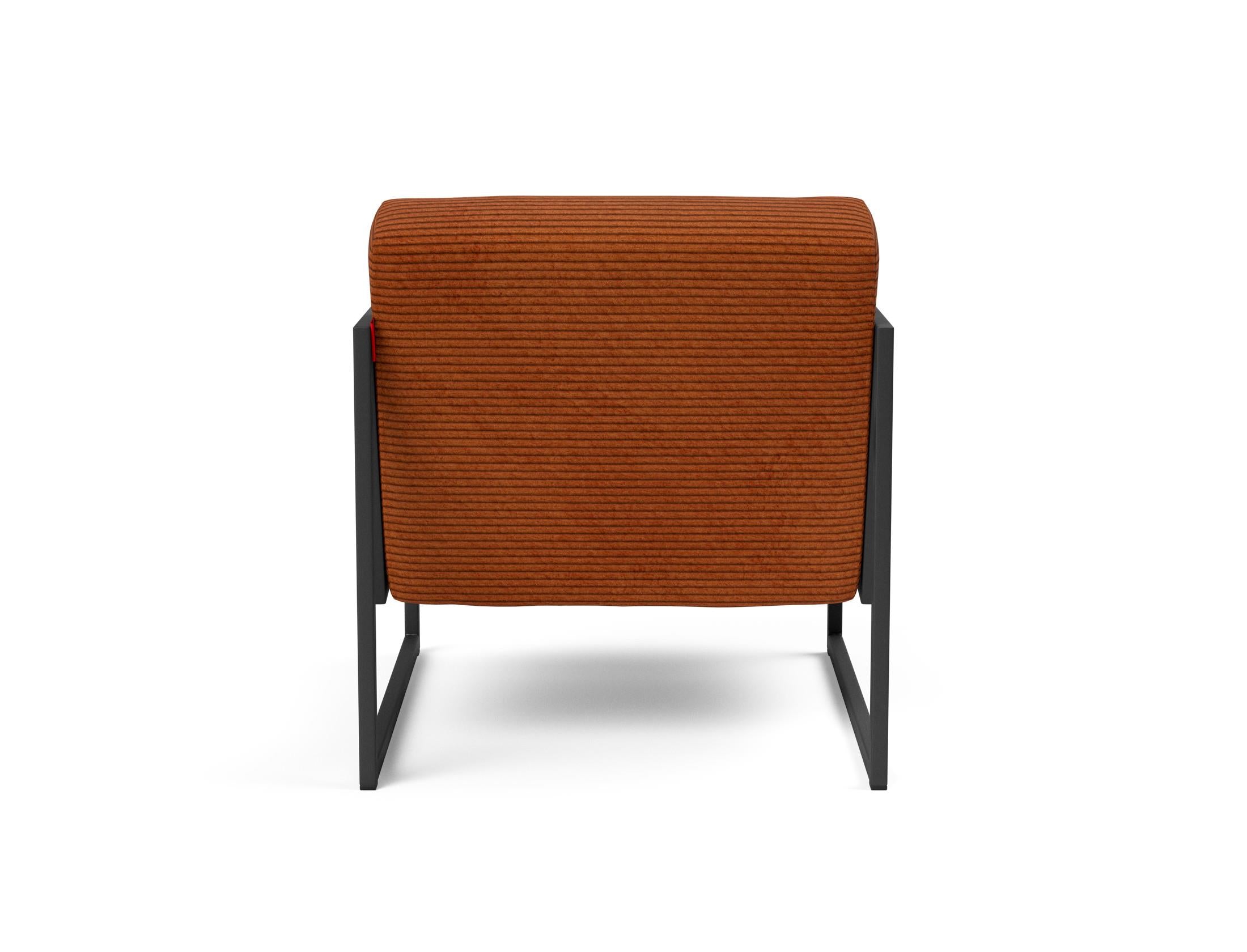 Entdecken Sie den Vikko Sessel mit Armlehnen von Innovation Living: stilvolles Design, langlebige Materialien und ergonomischer Komfort für Ihr Zuhause.