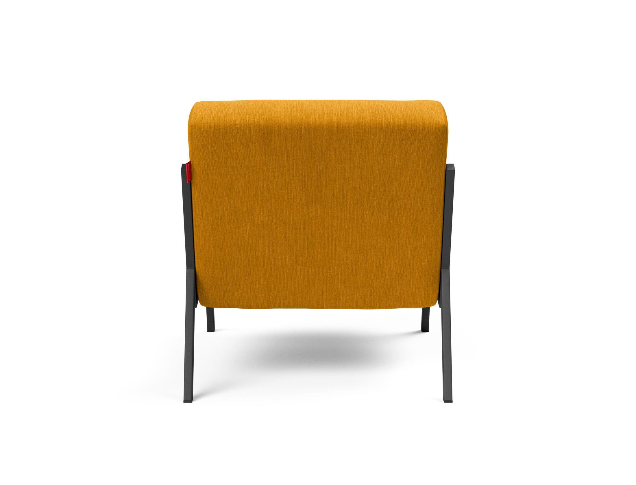 Erleben Sie den Vikko Sessel von Innovation Living: Minimalistisches Design, hohe Stabilität und individuelle Stoffwahl für Ihr Zuhause.