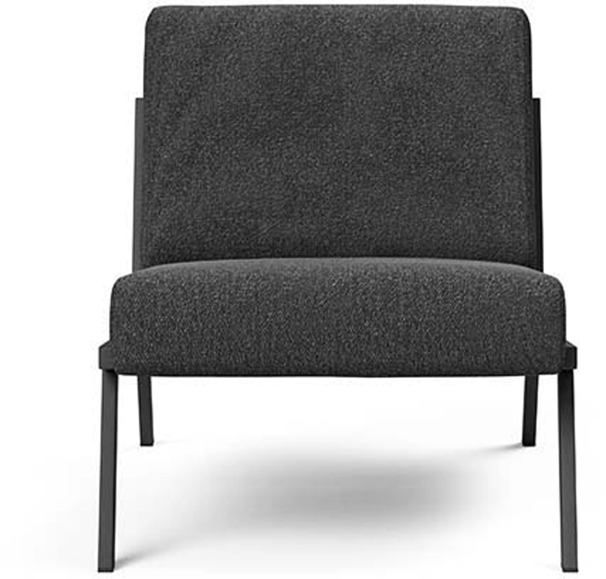 Erleben Sie den Vikko Sessel von Innovation Living: Minimalistisches Design, hohe Stabilität und individuelle Stoffwahl für Ihr Zuhause.