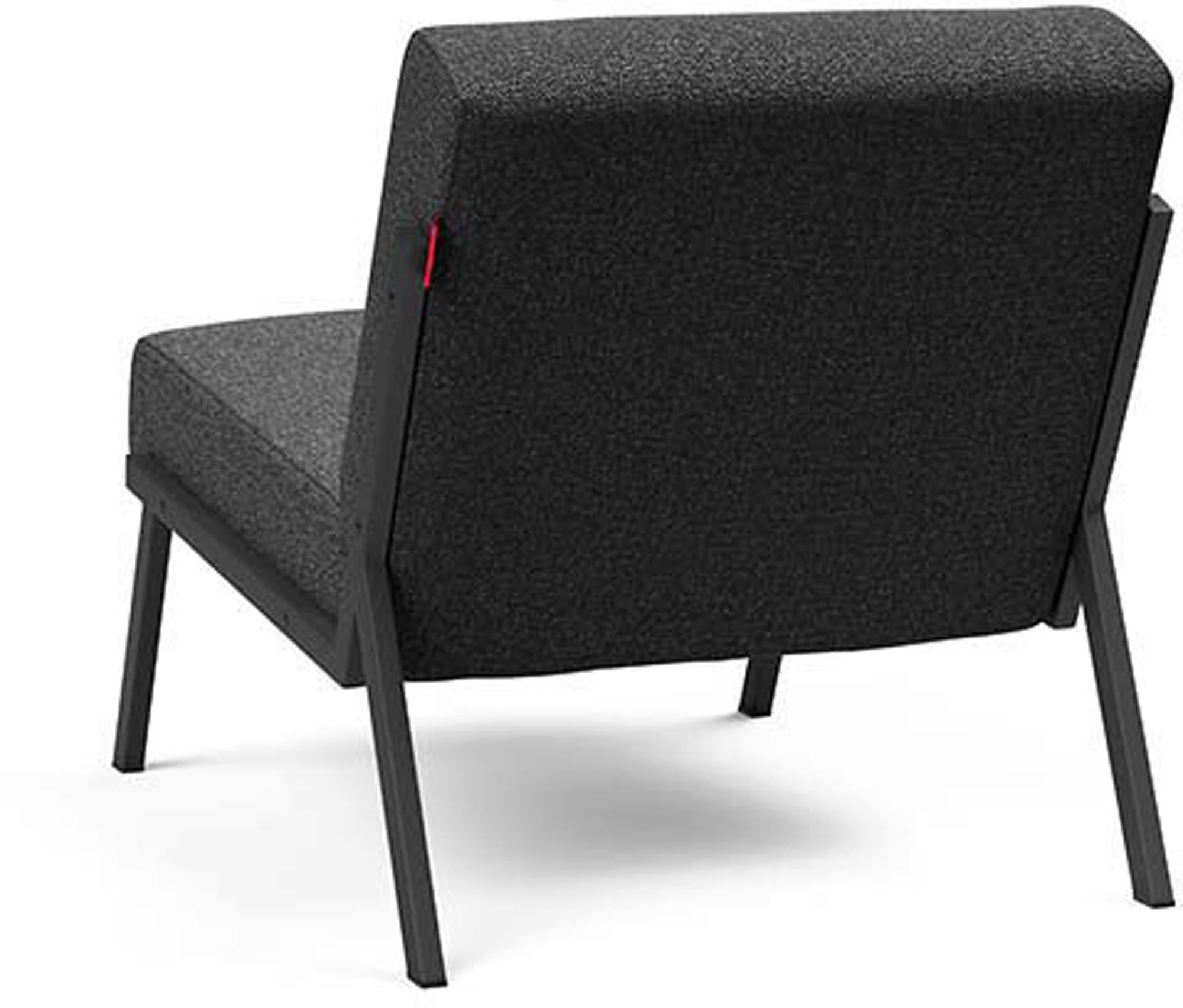 Erleben Sie den Vikko Sessel von Innovation Living: Minimalistisches Design, hohe Stabilität und individuelle Stoffwahl für Ihr Zuhause.