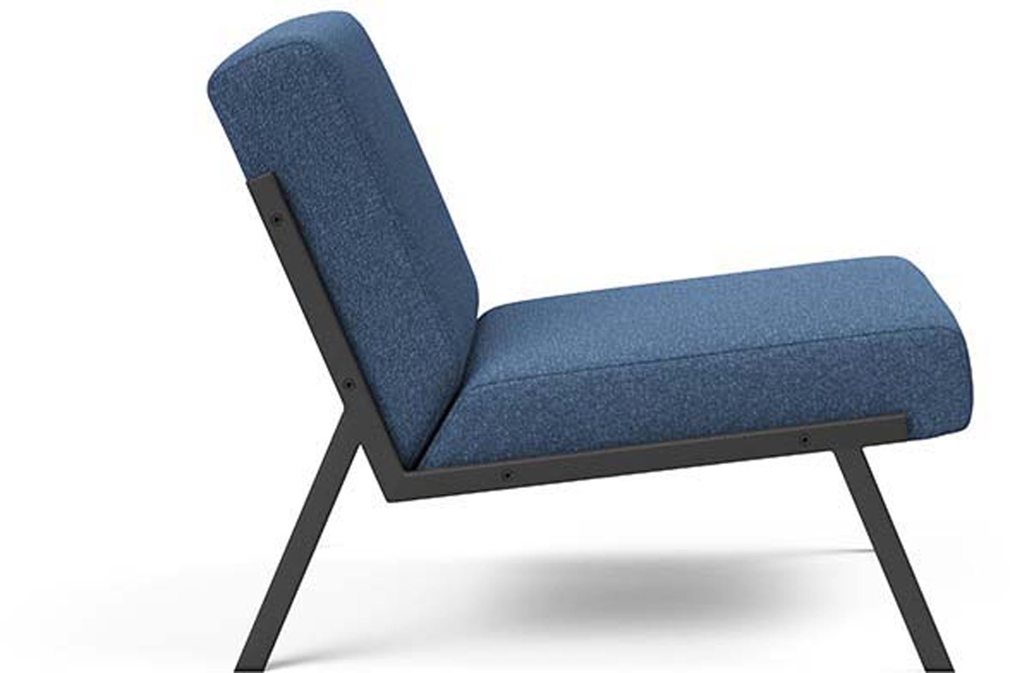 Erleben Sie den Vikko Sessel von Innovation Living: Minimalistisches Design, hohe Stabilität und individuelle Stoffwahl für Ihr Zuhause.