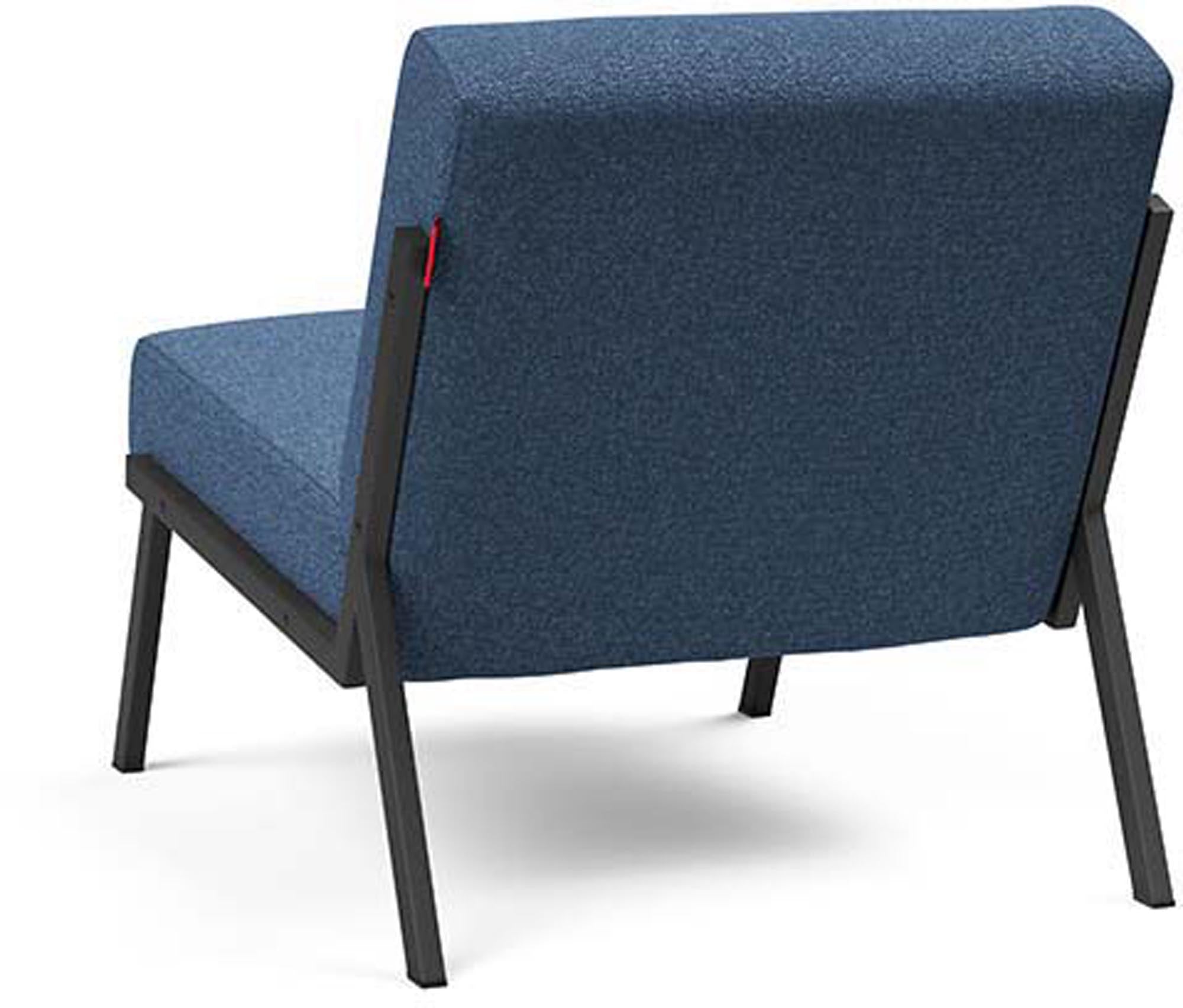 Erleben Sie den Vikko Sessel von Innovation Living: Minimalistisches Design, hohe Stabilität und individuelle Stoffwahl für Ihr Zuhause.