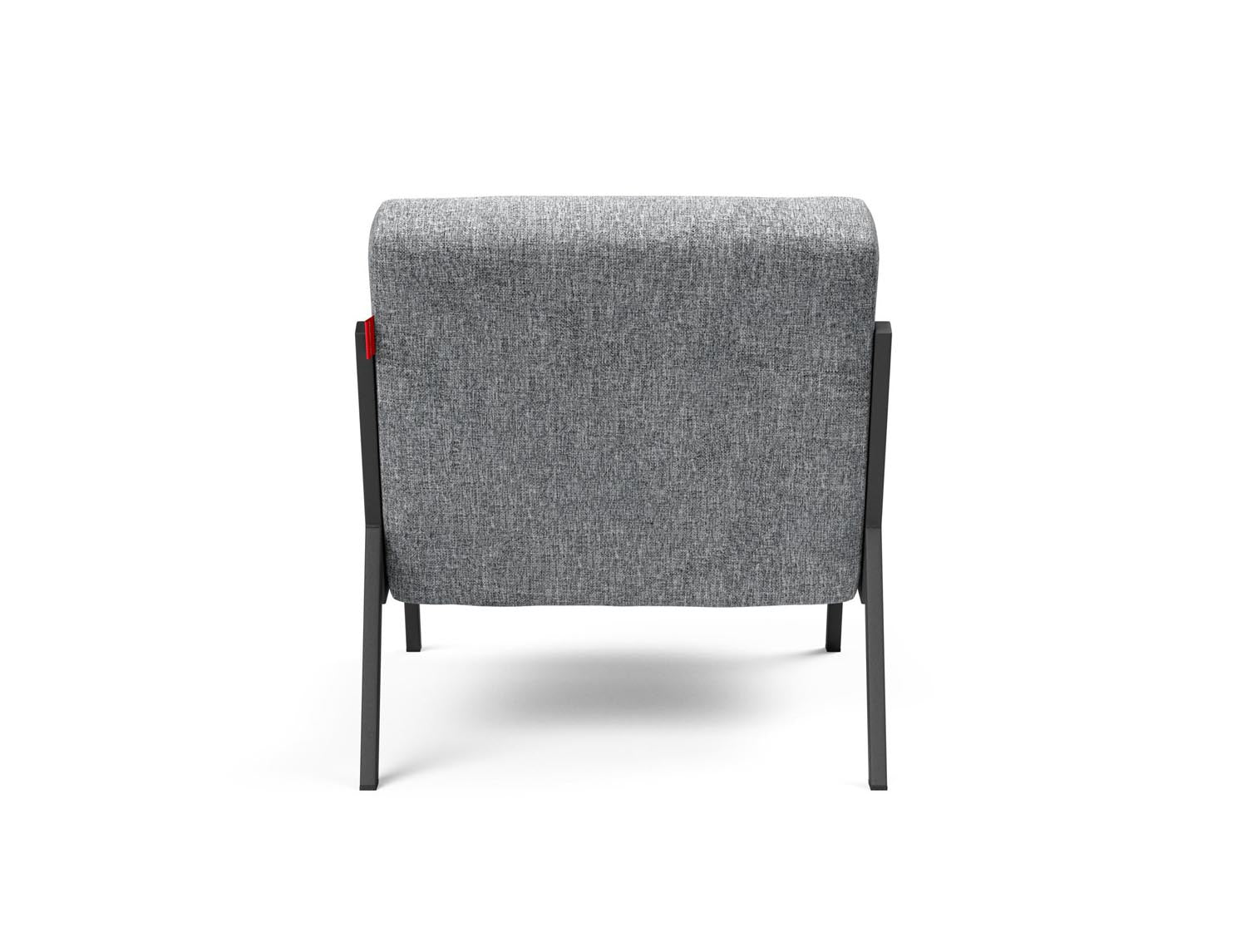 Erleben Sie den Vikko Sessel von Innovation Living: Minimalistisches Design, hohe Stabilität und individuelle Stoffwahl für Ihr Zuhause.