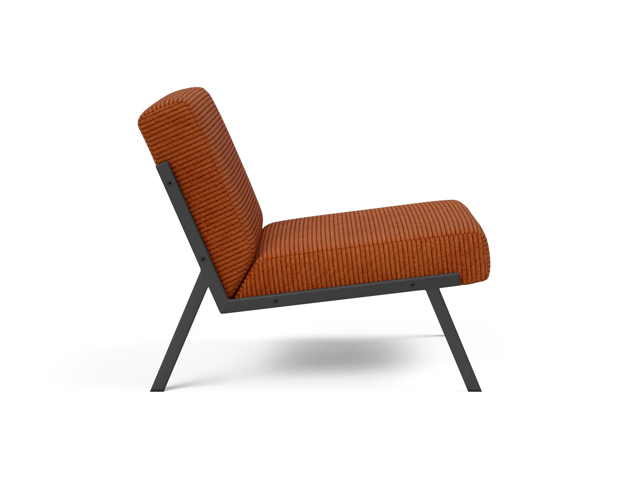 Erleben Sie den Vikko Sessel von Innovation Living: Minimalistisches Design, hohe Stabilität und individuelle Stoffwahl für Ihr Zuhause.