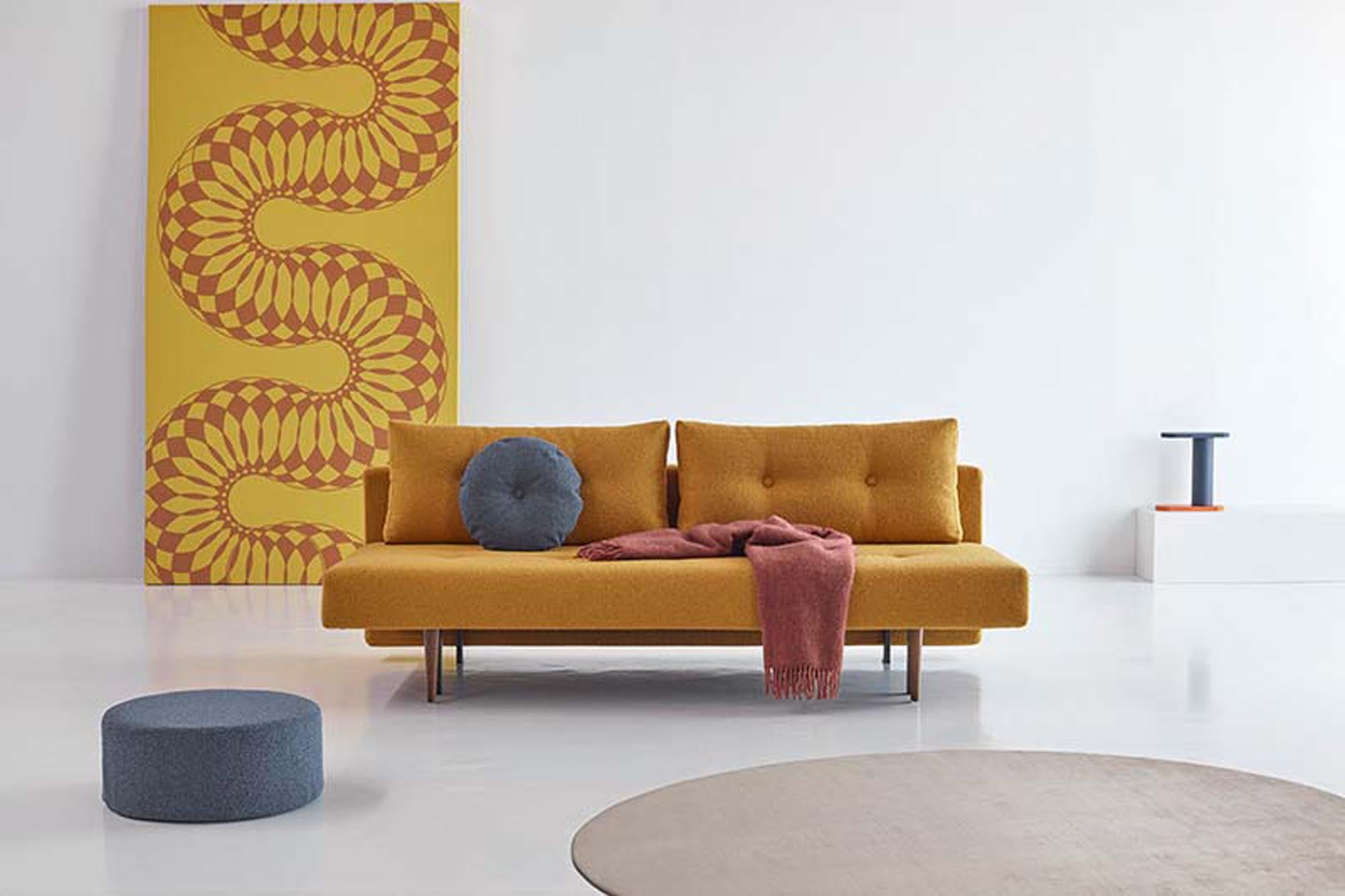 Entdecken Sie das Recast Schlafsofa 140 Dunkel Styletto von Innovation Living – modernes Design, Funktionalität und Stauraum für kleine Räume.