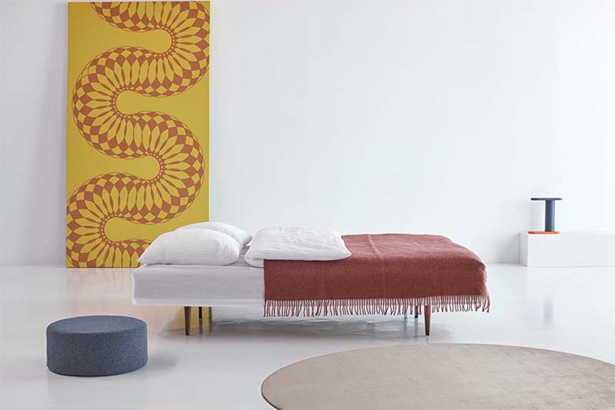 Entdecken Sie das Recast Schlafsofa 140 Dunkel Styletto von Innovation Living – modernes Design, Funktionalität und Stauraum für kleine Räume.