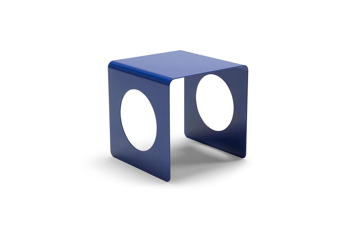 Geobau Tisch in Ultramarine präsentiert im Onlineshop von KAQTU Design AG. Beistelltisch ist von Innovation Living