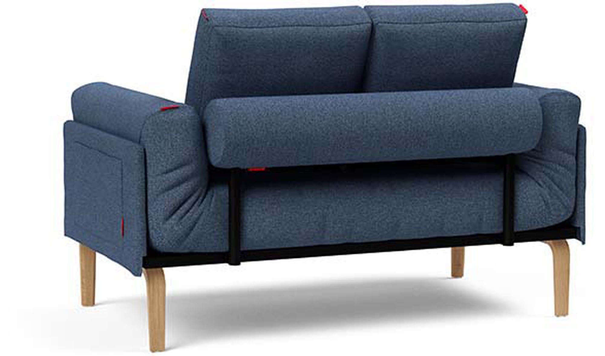 Entdecken Sie das Rollo Bow Klappsofa 80 von Innovation Living – ein stilvolles, anpassbares Sofa mit praktischem Stauraum und hochwertiger Matratze.