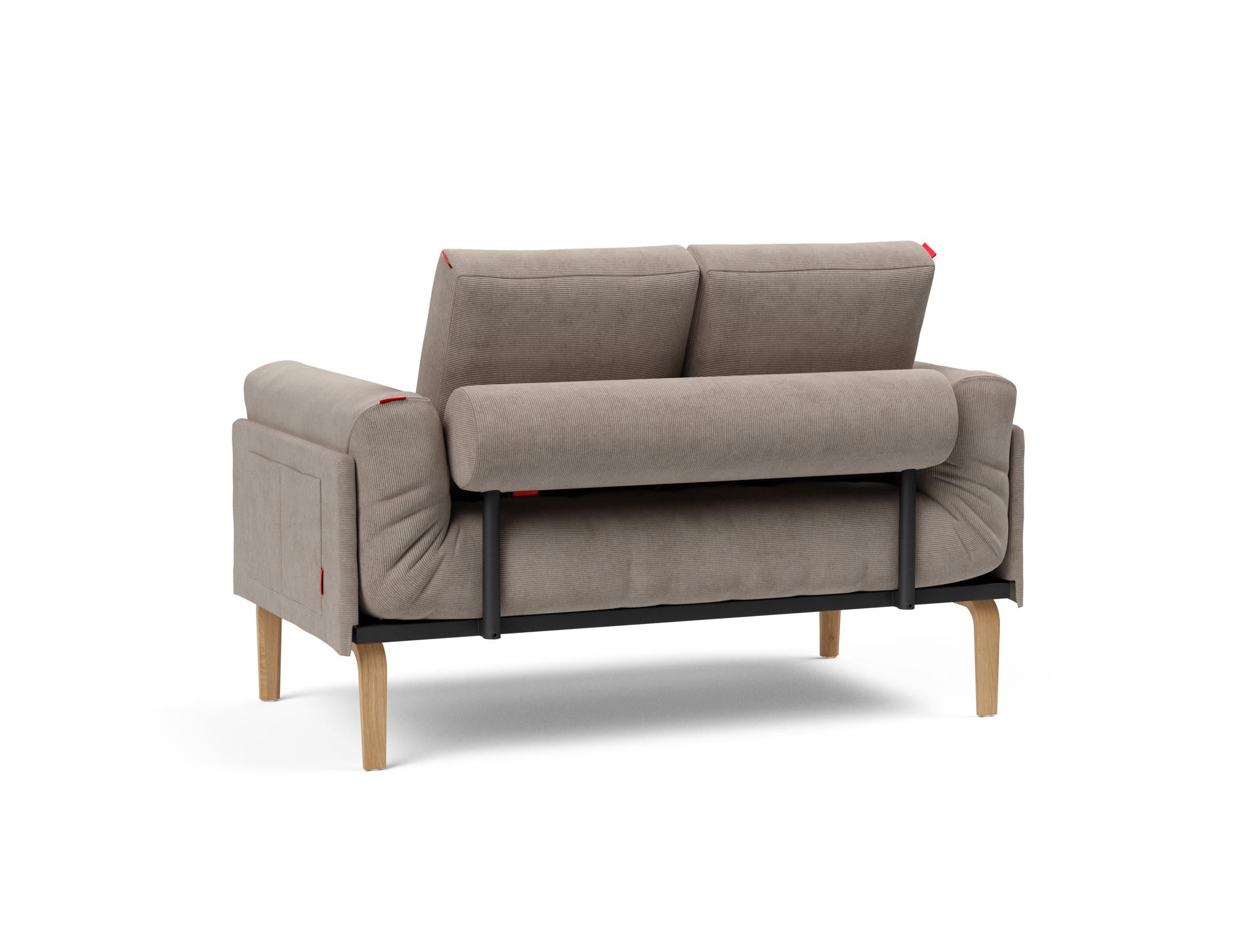 Entdecken Sie das Rollo Bow Klappsofa 80 von Innovation Living – ein elegantes, flexibles Tagesbett, das modernen Wohnkomfort auf kleinem Raum bietet.