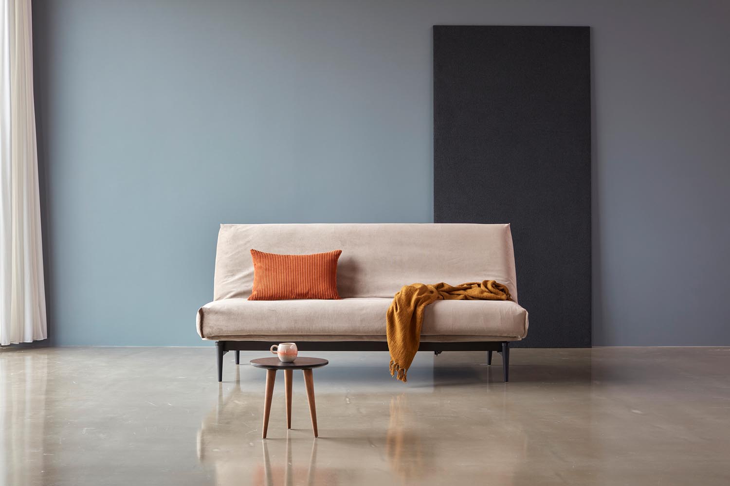 Das Colpus Bettsofa 140 Nordic Cover in Eiche schwarz vereint stilvolles skandinavisches Design mit hochwertigem Komfort und praktischer Vielseitigkeit.