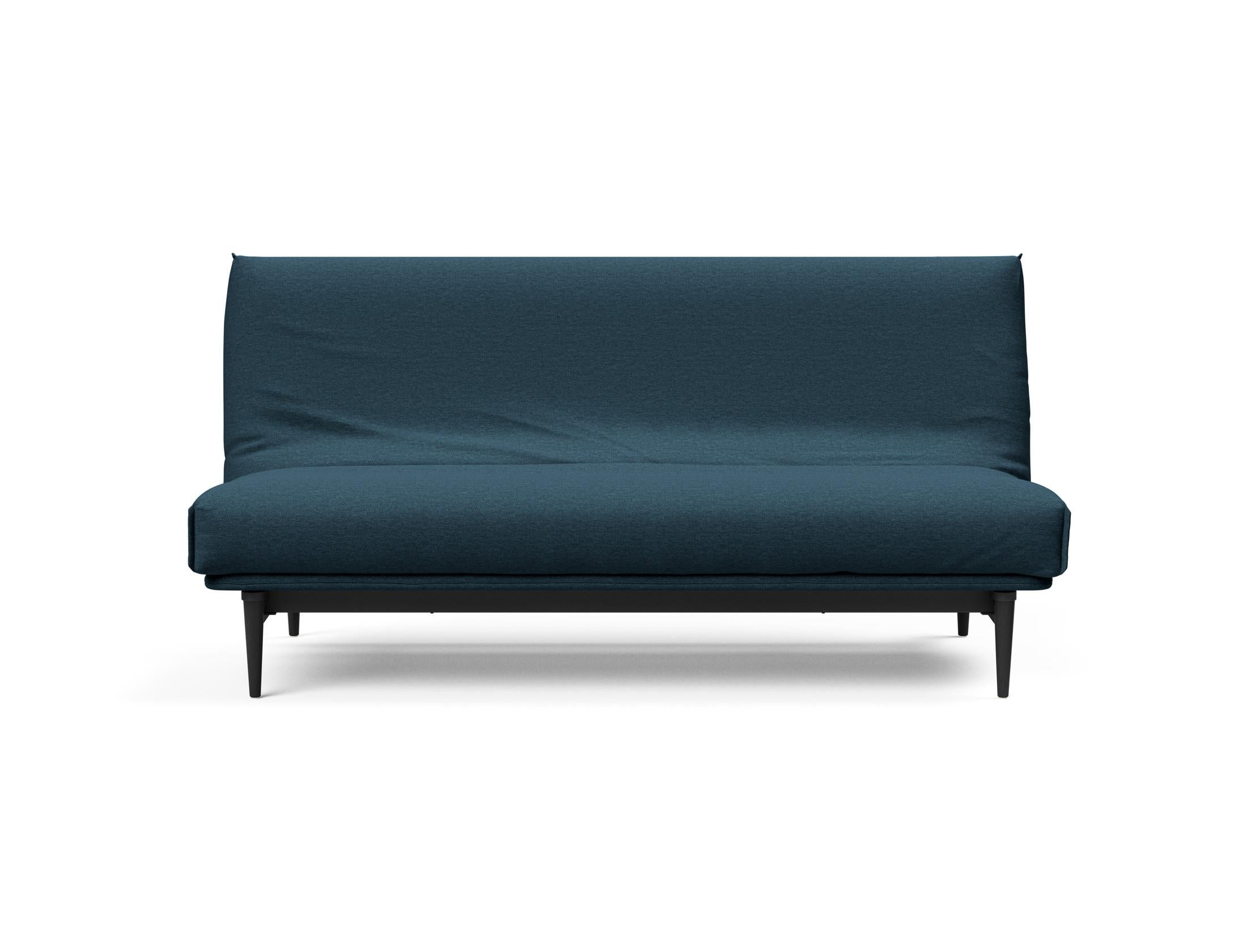 Elegantes Colpus Bettsofa 140 in schwarzer Eiche, ausgestattet mit einem weichen Soft Spring Bezug für höchsten Komfort und stilvolles Design.