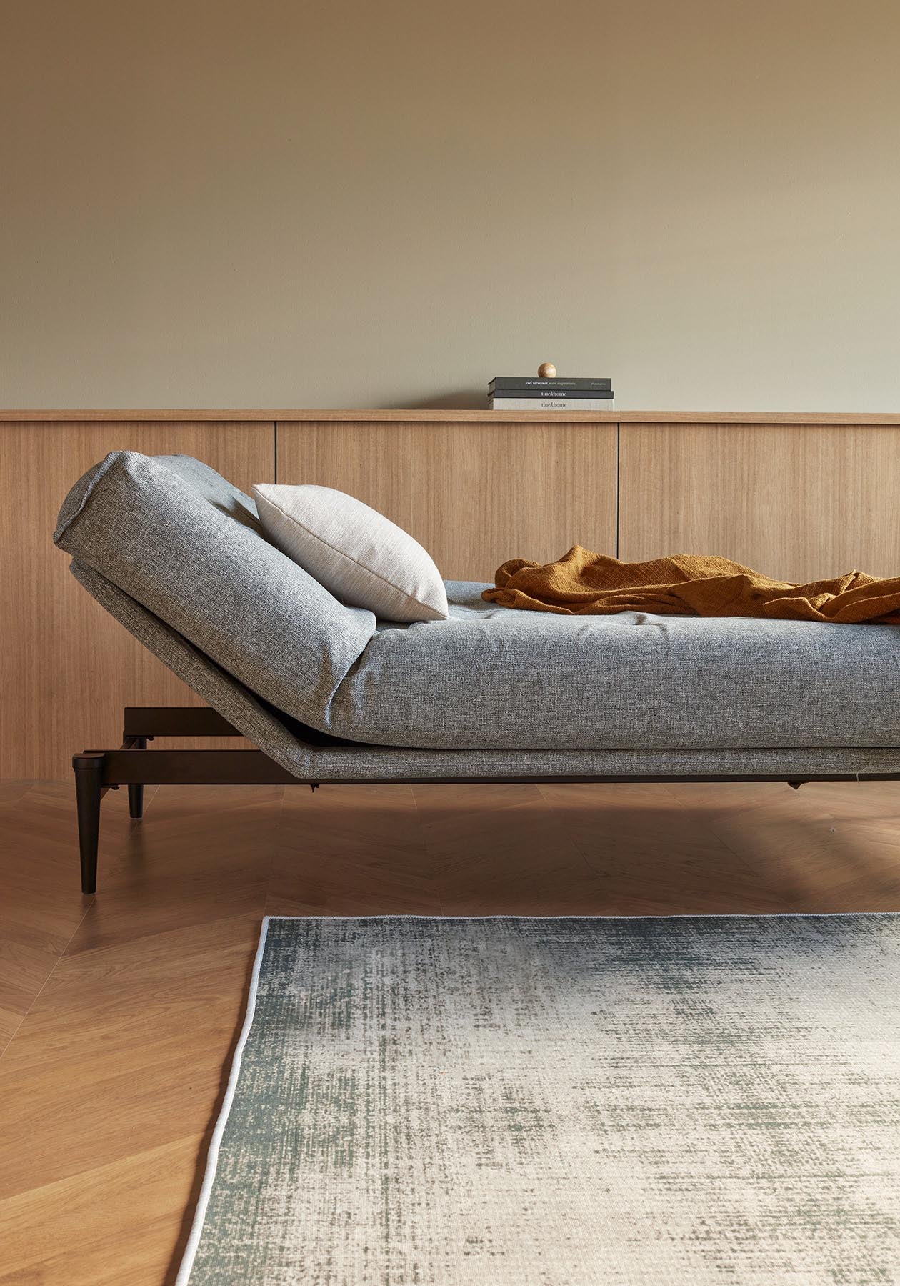Colpus Bettsofa 140 Sharp Plus Cover Eiche schwarz mit Gestellbezug Soft Spring in 565 Twist Granite präsentiert im Onlineshop von KAQTU Design AG. Bettsofa ist von Innovation Living
