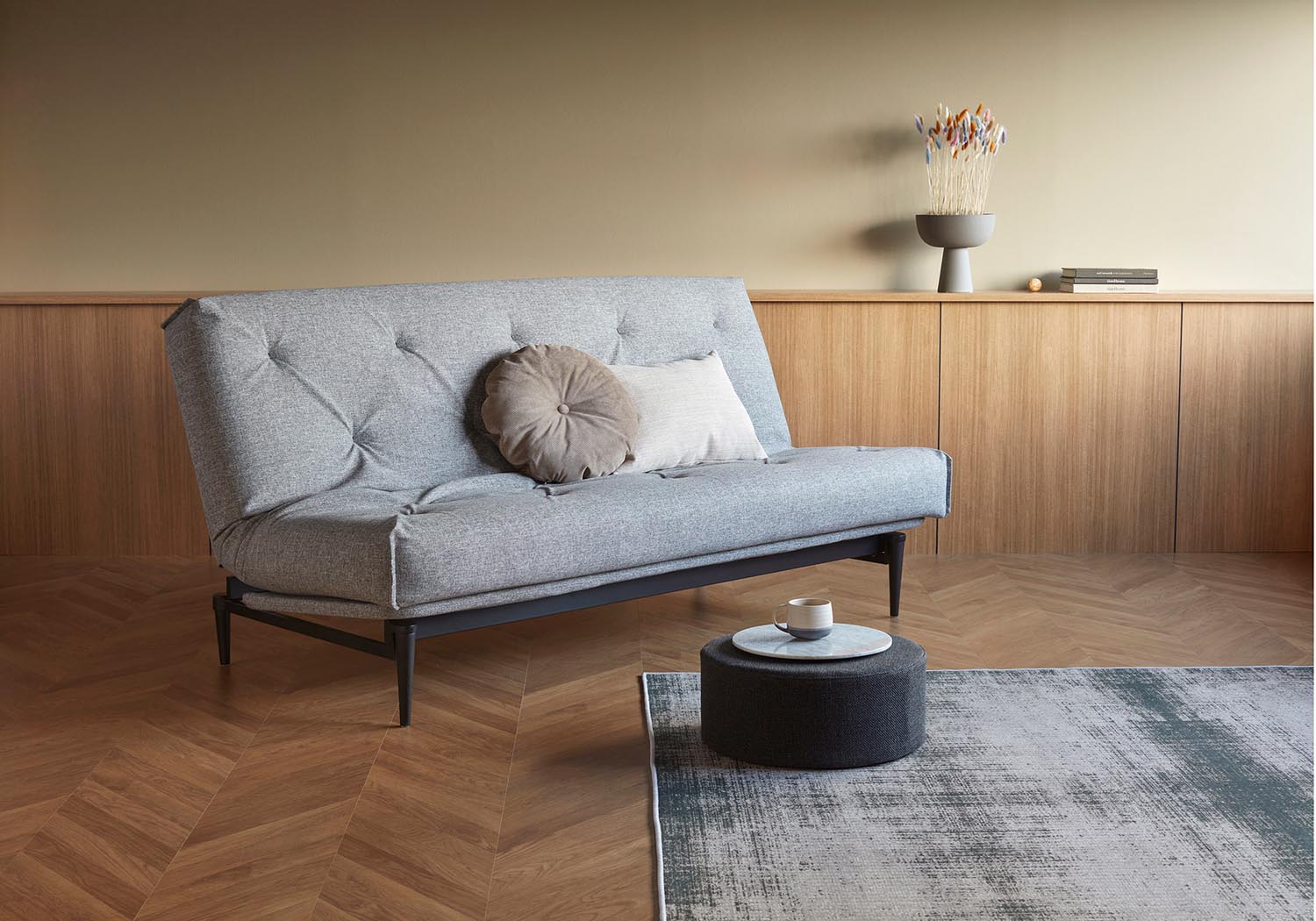 Erleben Sie das Colpus Bettsofa 140 in Nordic Eiche schwarz – ein elegantes Möbelstück mit Soft Spring Matratze für höchsten Schlafkomfort und praktischen Bezug.