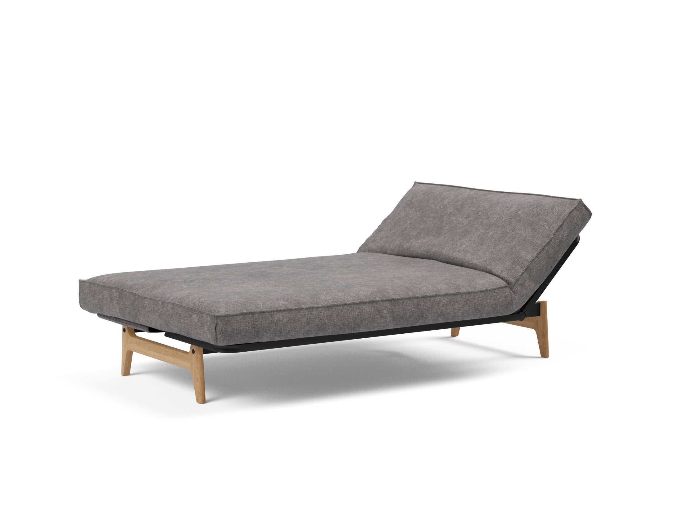 Erleben Sie das Aslak 120 Bettsofa mit Sharp Plus Cover – stilvolles Design trifft auf praktische Vielseitigkeit für Ihr Zuhause.