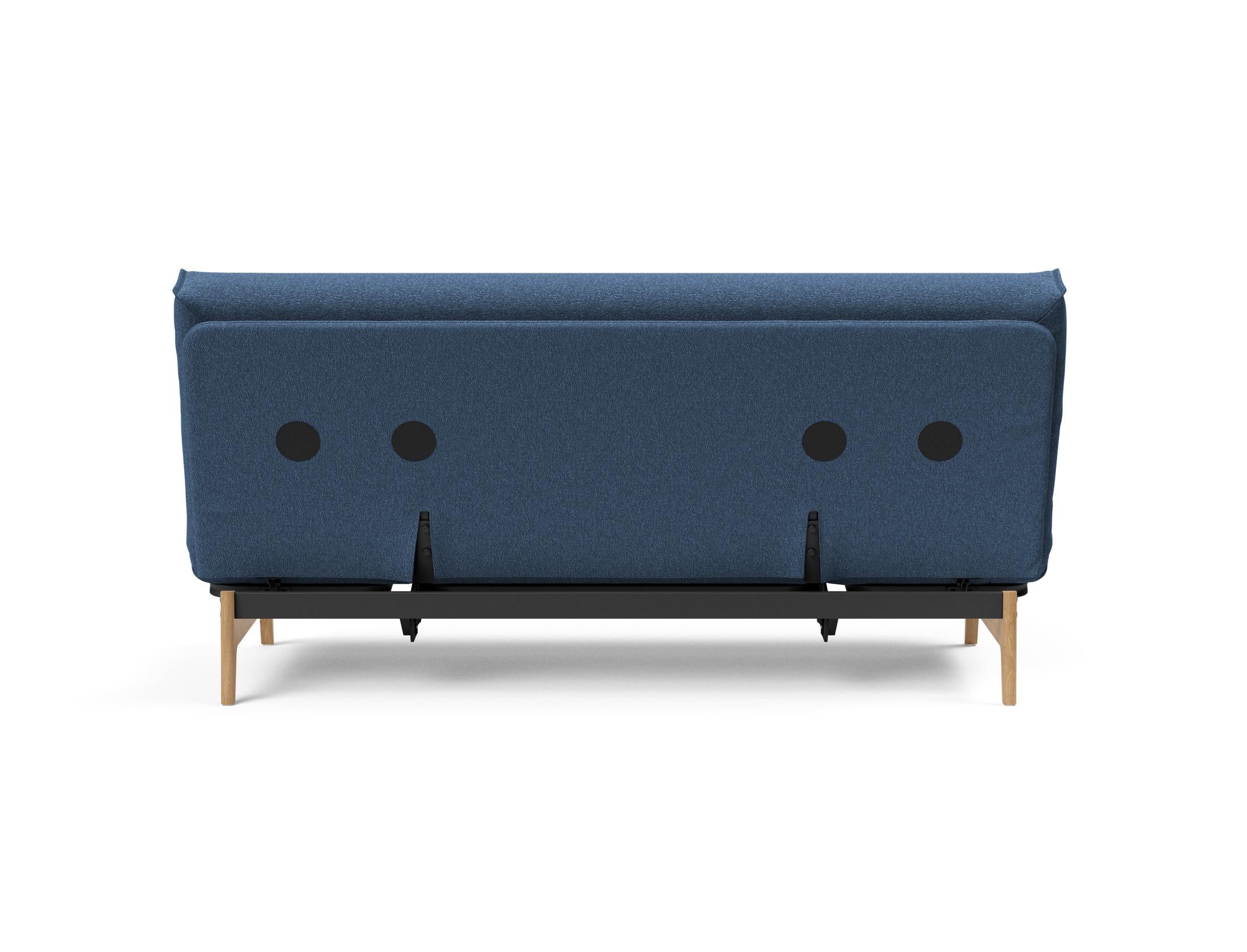 Entdecken Sie das Aslak 140 Bettsofa von Innovation Living – stilvolles skandinavisches Design trifft auf vielseitige Funktionalität und hohen Schlafkomfort.