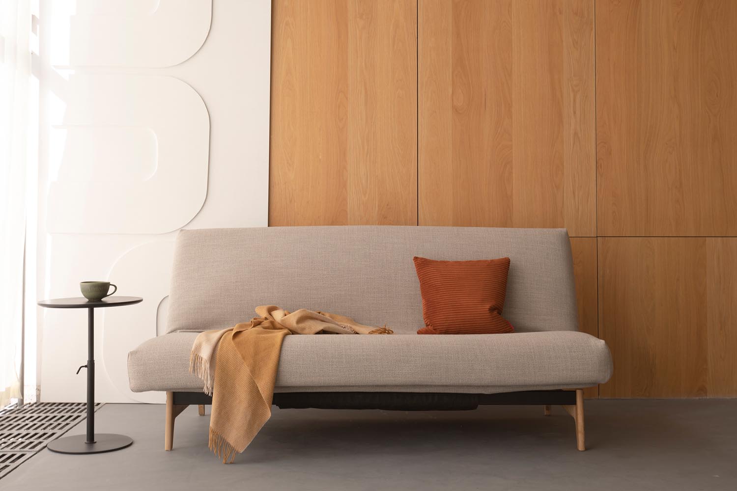 Entdecken Sie das Aslak 140 Bettsofa von Innovation Living – stilvolles skandinavisches Design trifft auf vielseitige Funktionalität und hohen Schlafkomfort.