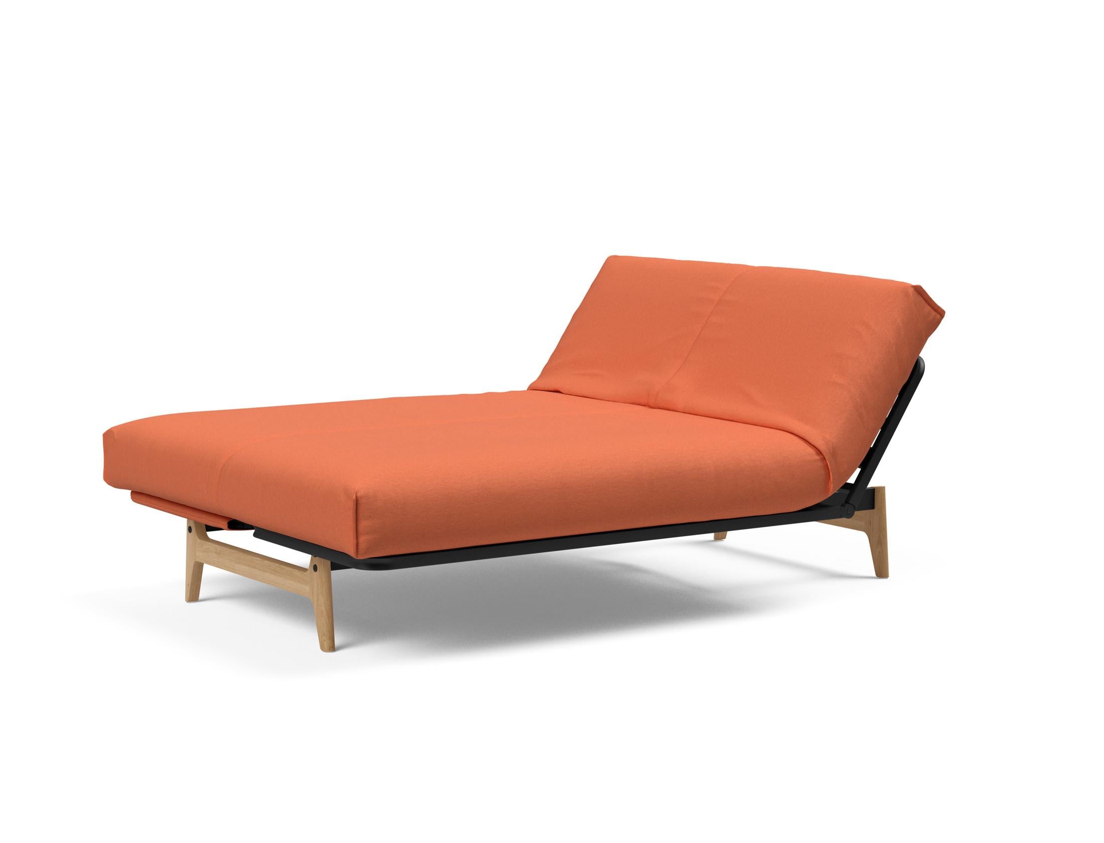 Erleben Sie das Aslak 140 Bettsofa von Innovation Living – modernes skandinavisches Design vereint mit optimalem Schlafkomfort und flexibler Nutzung.