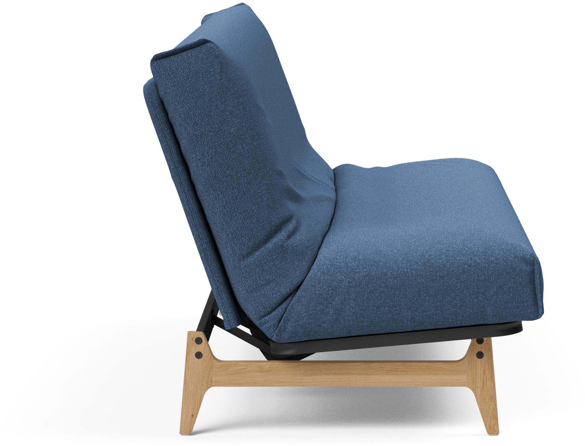 Erleben Sie das Aslak 140 Bettsofa von Innovation Living – modernes skandinavisches Design, flexibel einsetzbar und mit robustem Nordic Cover aus Latex.
