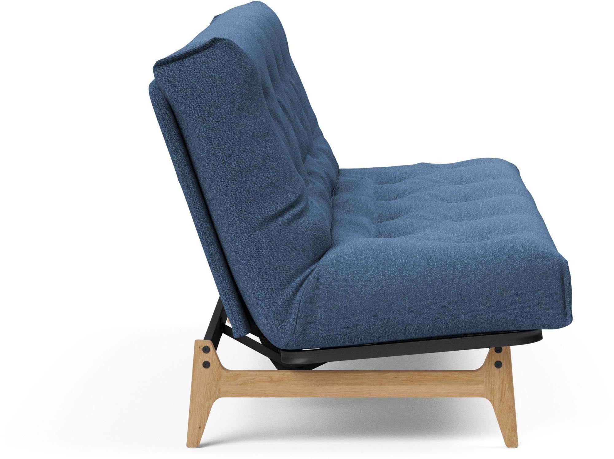 Erleben Sie das Aslak 140 Bettsofa von Innovation Living – modernes Nordic Design trifft auf komfortablen Latex für besten Schlafkomfort.