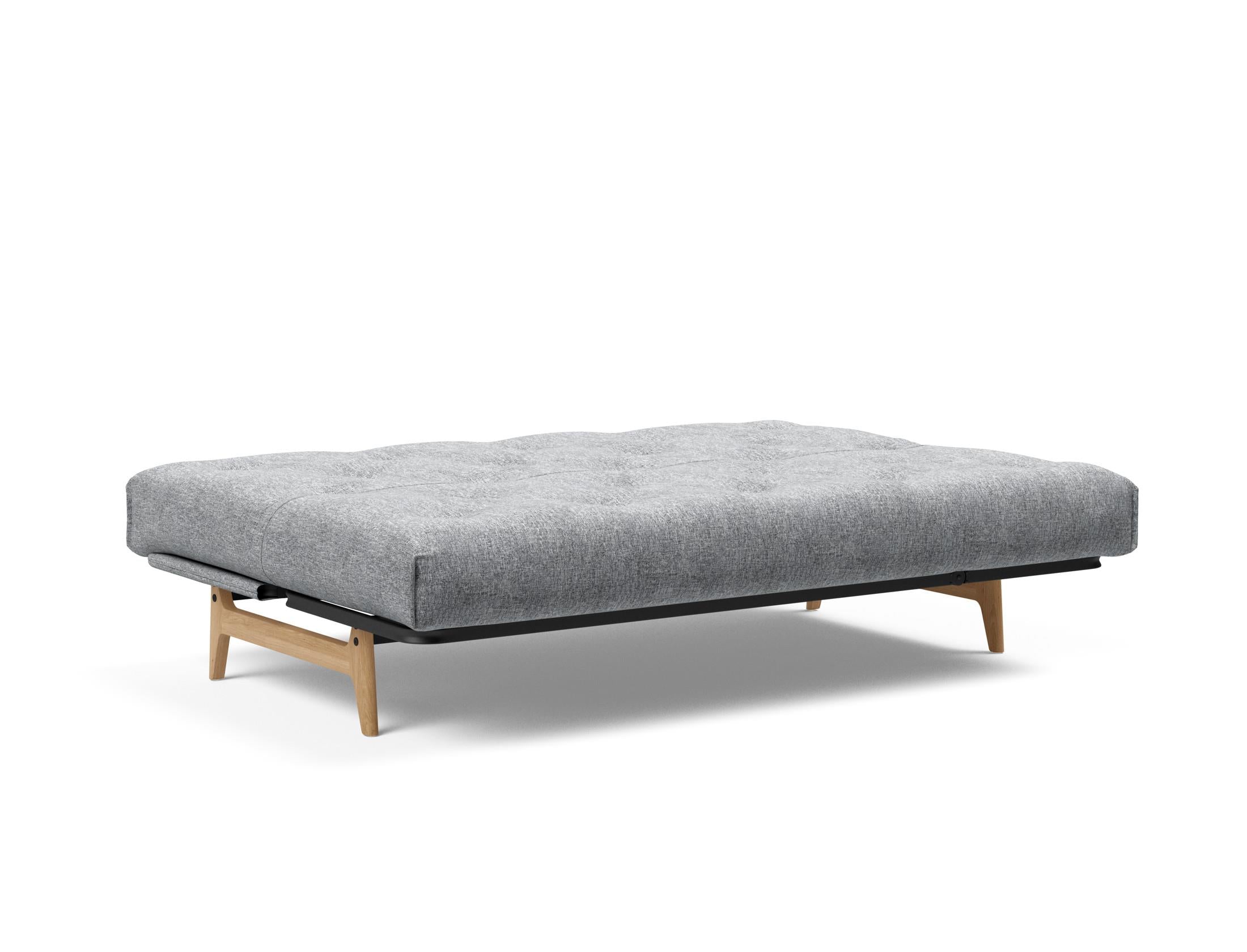Erleben Sie das Aslak 140 Bettsofa von Innovation Living – modernes Nordic Design trifft auf komfortablen Latex für besten Schlafkomfort.