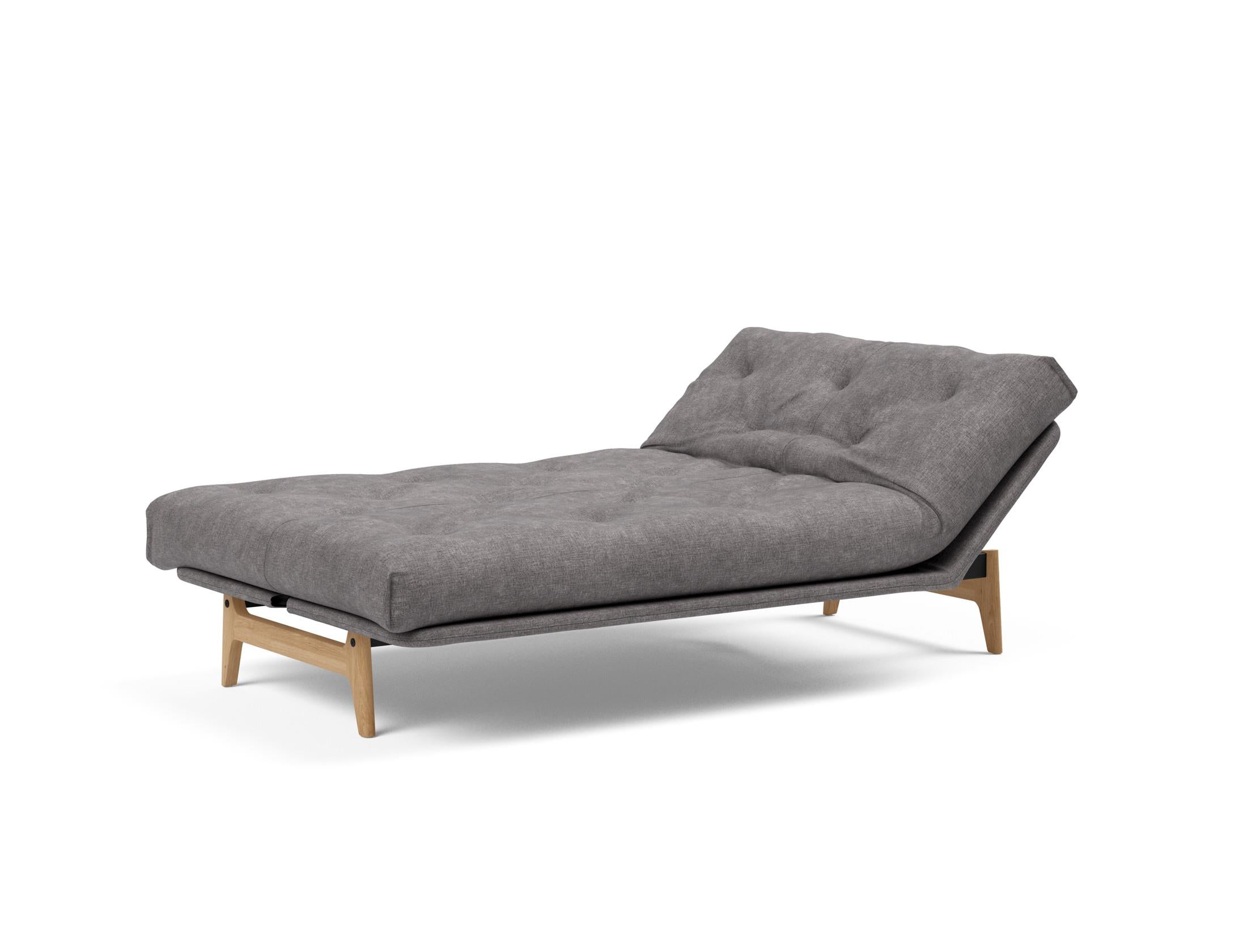 Erleben Sie das Aslak 120 Bettsofa Nordic von Innovation Living – skandinavische Eleganz, individuelle Matratzenoptionen und optimale Raumnutzung.