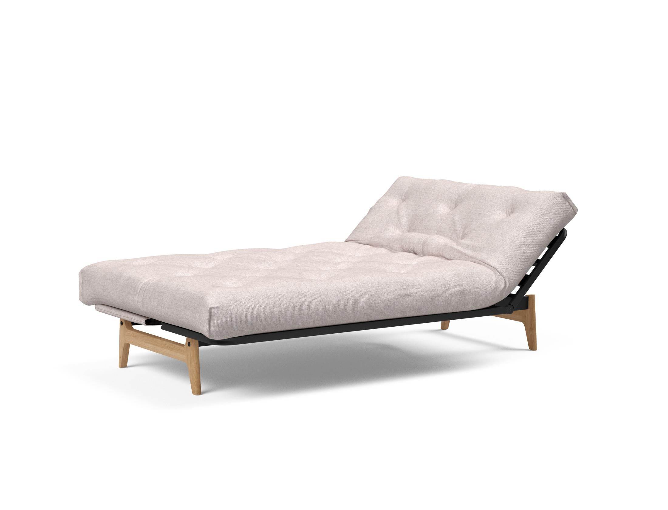 Erleben Sie das Aslak 120 Bettsofa Nordic von Innovation Living – skandinavische Eleganz, individuelle Matratzenoptionen und optimale Raumnutzung.