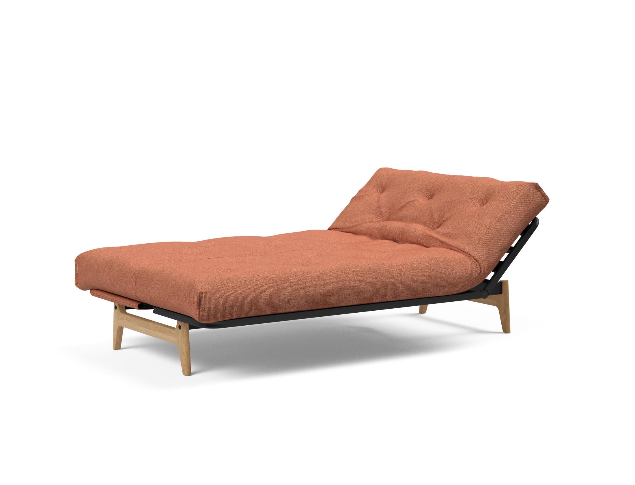 Erleben Sie das Aslak 120 Bettsofa Nordic von Innovation Living – skandinavische Eleganz, individuelle Matratzenoptionen und optimale Raumnutzung.