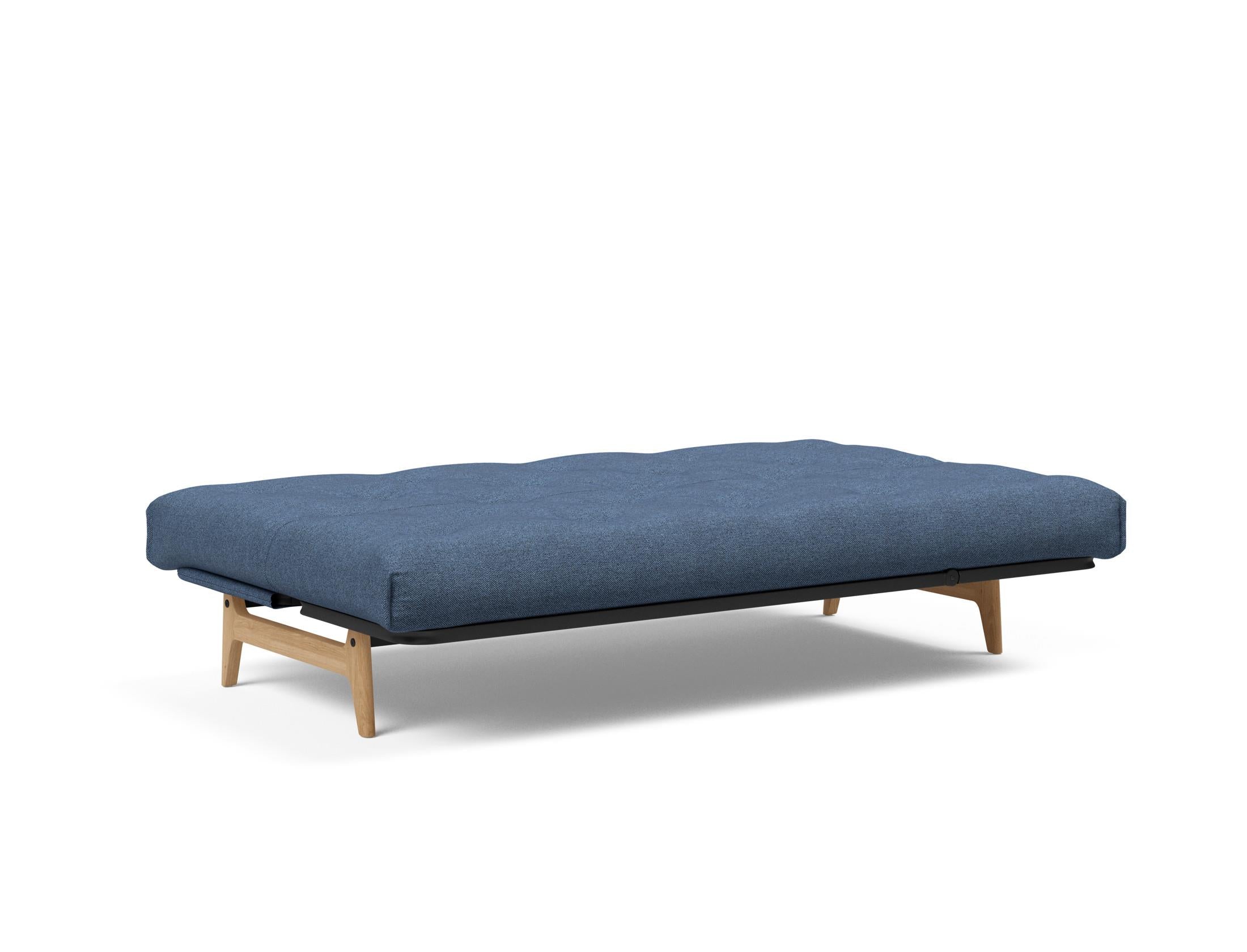 Entdecken Sie das Aslak 120 Bettsofa Nordic von Innovation Living: stilvolles Design, anpassbare Matratzen und perfekte Funktionalität für kleine Räume.