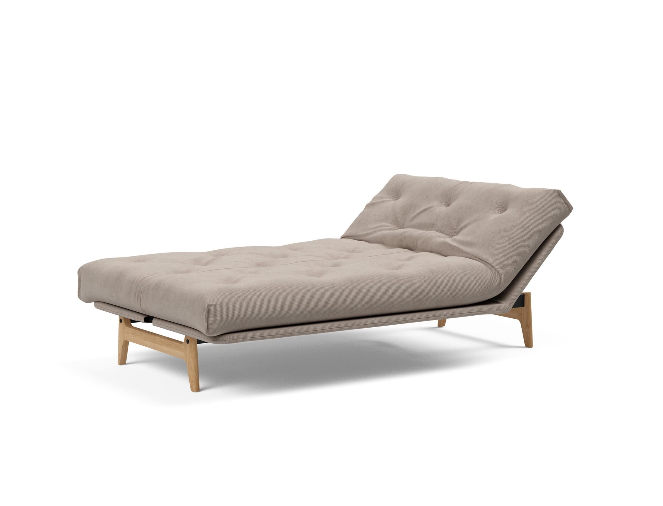 Erleben Sie das Aslak 120 Bettsofa Nordic von Innovation Living – skandinavische Eleganz, individuelle Matratzenoptionen und optimale Raumnutzung.