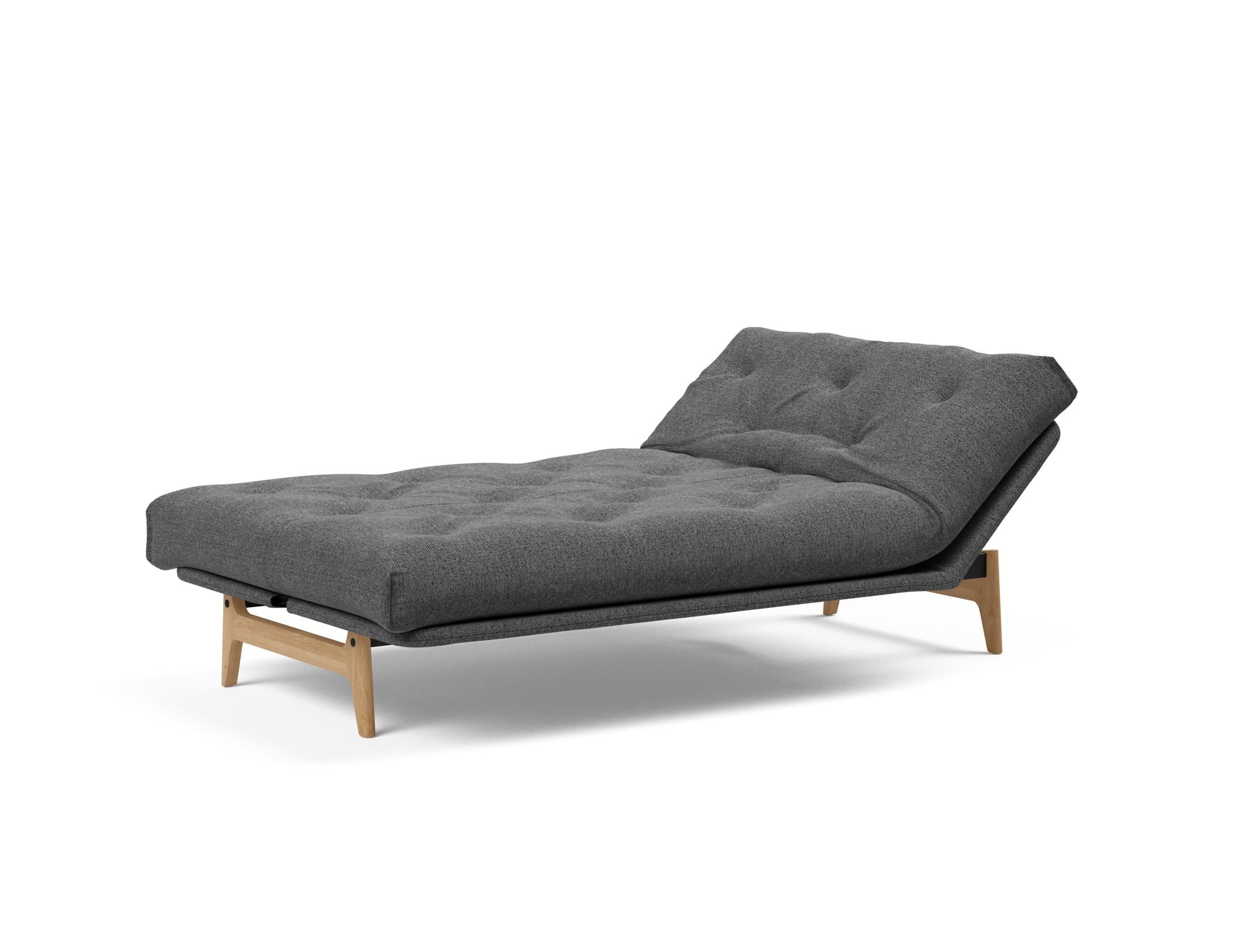 Erleben Sie das Aslak 120 Bettsofa Nordic von Innovation Living – skandinavische Eleganz, individuelle Matratzenoptionen und optimale Raumnutzung.