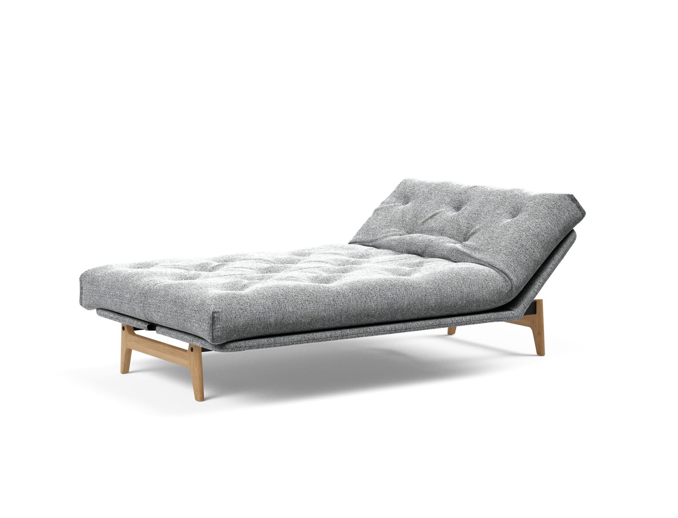 Erleben Sie das Aslak 120 Bettsofa Nordic von Innovation Living – skandinavische Eleganz, individuelle Matratzenoptionen und optimale Raumnutzung.