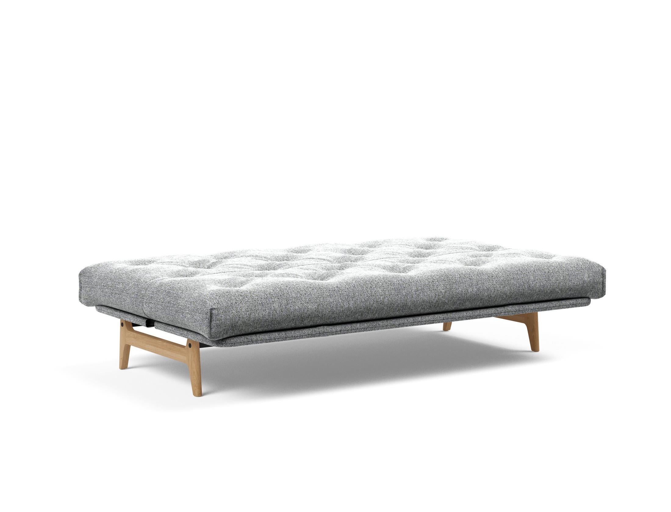 Entdecken Sie das Aslak 120 Bettsofa Nordic von Innovation Living: stilvolles Design, anpassbare Matratzen und perfekte Funktionalität für kleine Räume.